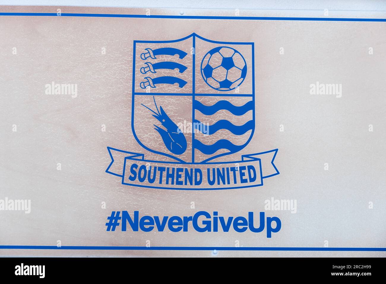 Southend on Sea, Essex, Regno Unito. 12 luglio 2023. Il Southend Utd FC squadra della National League è in scadenza oggi presso l'alta Corte di fronte a una petizione di liquidazione emessa dall'HMRC che è stata inizialmente aggiornata nel maggio di quest'anno. L'HMRC richiede circa £ 275.000. Altre bollette, più giocatori e salari del personale non sono state pagate, con i sostenitori che hanno istituito un fondo per le difficoltà per assistere i dipendenti. Sono in corso trattative per la vendita del club a un nuovo proprietario, ma non è stato raggiunto un accordo prima della data del tribunale. Risultato: Aggiornato per 42 giorni. Stemma e slogan del club Foto Stock