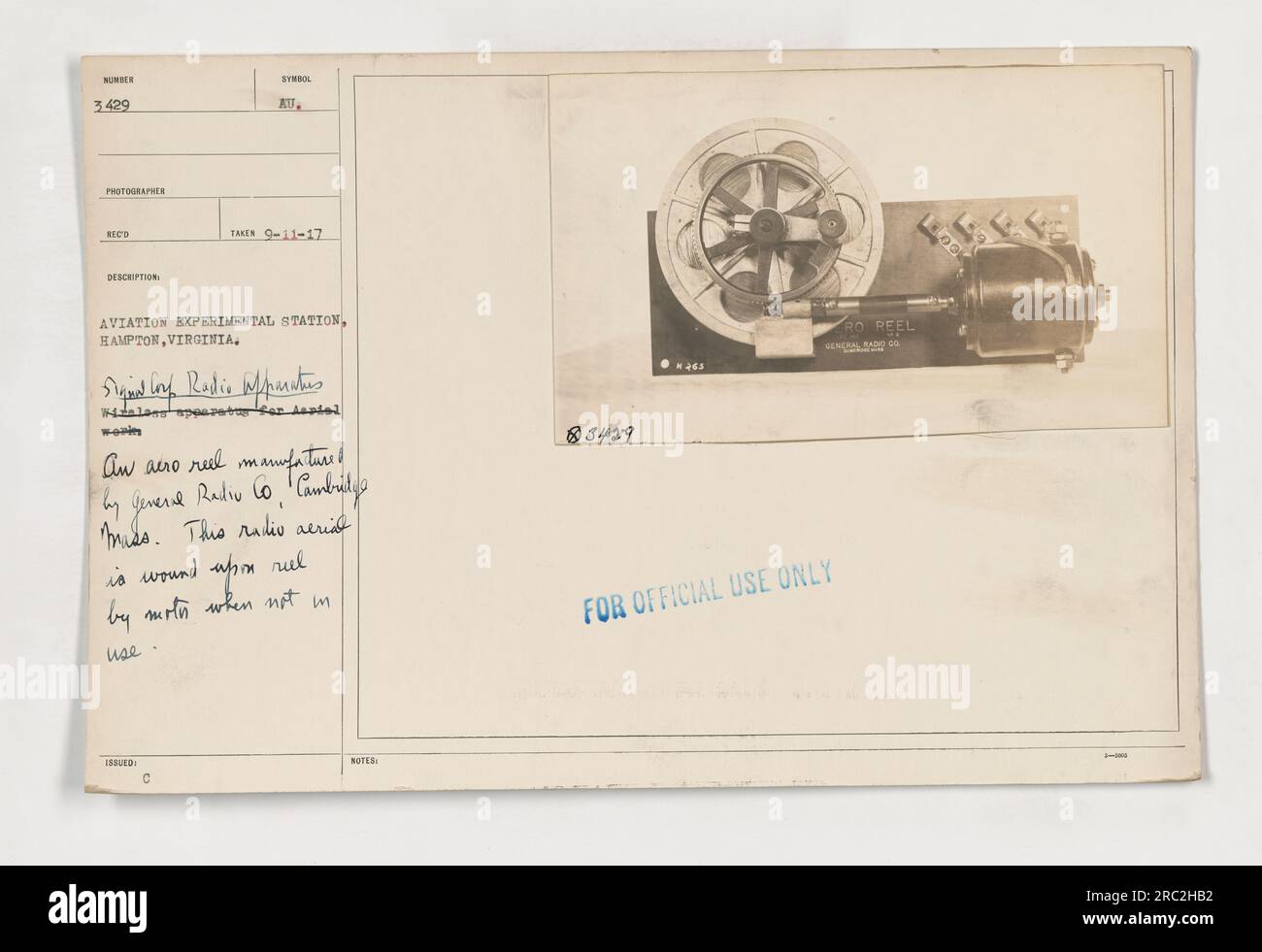 L'immagine 111-SC-3429 mostra un apparecchio radio a bobina aeronautica prodotto dalla General radio Co., Cambridge, Mass., presso la Aviation Experiment Station di Hampton, Virginia, durante la prima guerra mondiale. L'antenna radio è avvolta sull'aspo da un motore quando non è in uso. Foto scattata l'11 settembre 1917. Foto Stock