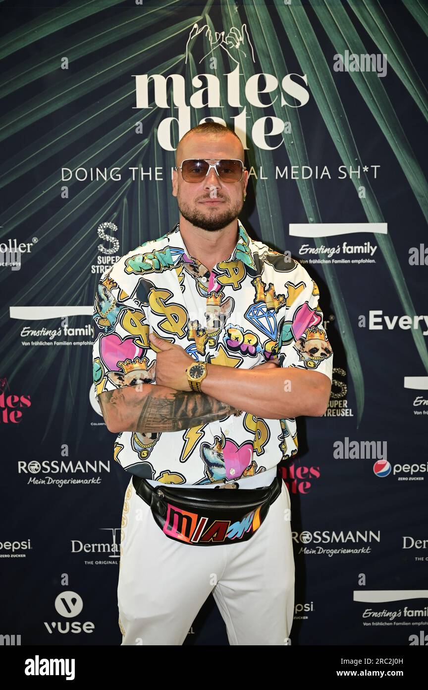 Eric Sindermann beim Mates Date Influencer Event auf der Berlin Fashion Week Primavera/Estate 2024 a der Berliner Freiheit. Berlino, 11.07.2023 Foto Stock