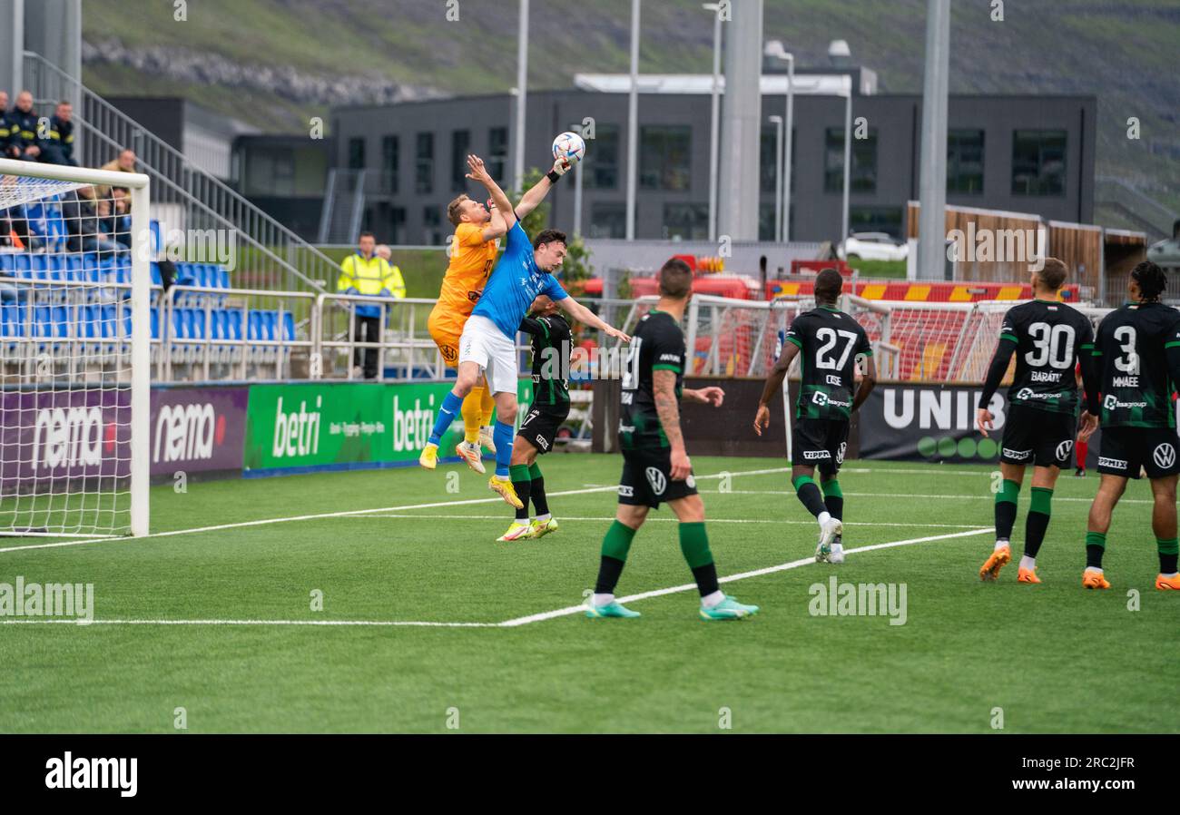 Klaksvik, Isole Faroe. 11 luglio 2023. Il portiere Denes Dibusz (90) di Ferencvaros e Vegard Forren (4) di Ki visto durante la partita di qualificazione alla UEFA Champions League tra Ki e Ferencvaros al Djupumyra Stadium di Klaksvik. (Foto: Gonzales Photo/Alamy Live News Foto Stock