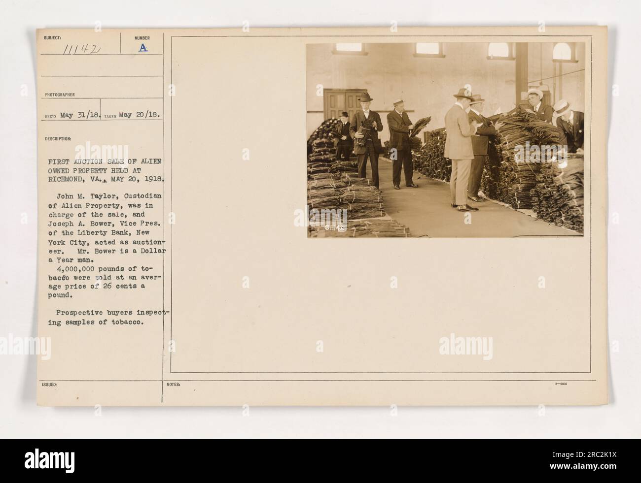 Potenziali acquirenti che esaminano campioni di tabacco alla prima vendita all'asta di proprietà aliene a Richmond, Virginia, il 20 maggio 1918. John M. Taylor, custode di Alien Property, e Joseph A. Bower, Vice Pres. Di Liberty Bank, New York City, guidarono l'asta. 4.000.000 libbre di tabacco sono state vendute ad un prezzo medio di 26 centesimi per libbra. Foto Stock