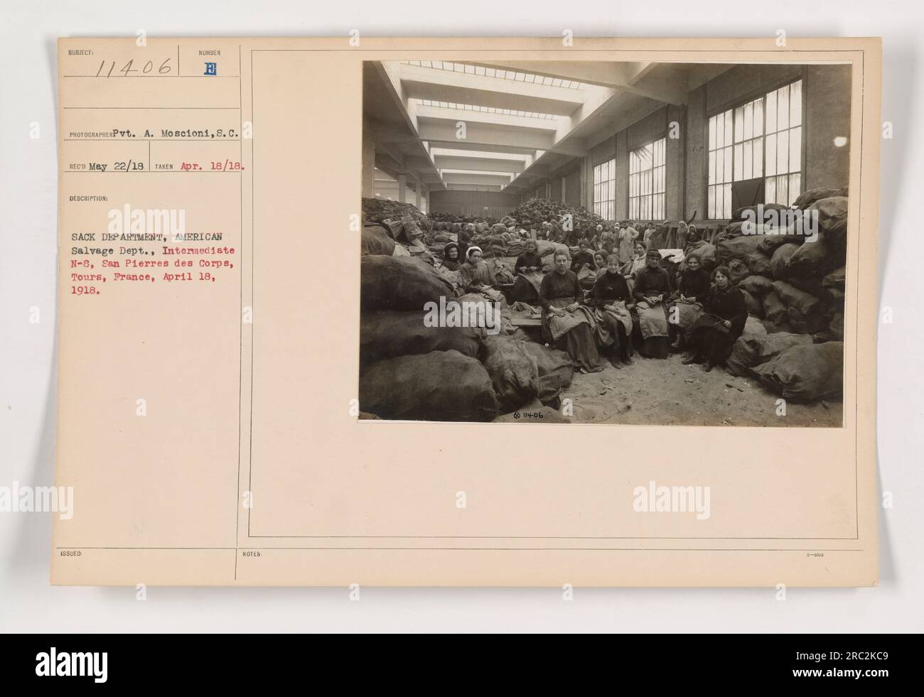 Soldiers at the Sack Department of the American Salvage Department, Intermediate N-8 a San Pierres des Corps, Tours, Francia, il 18 aprile 1918. La foto è stata scattata da Pvt. A. Moscioni il 22 maggio 1918. Mostra i soldati che lavorano nel dipartimento sacchi per emettere e organizzare sacchi. La foto è etichettata come 11406. Foto Stock