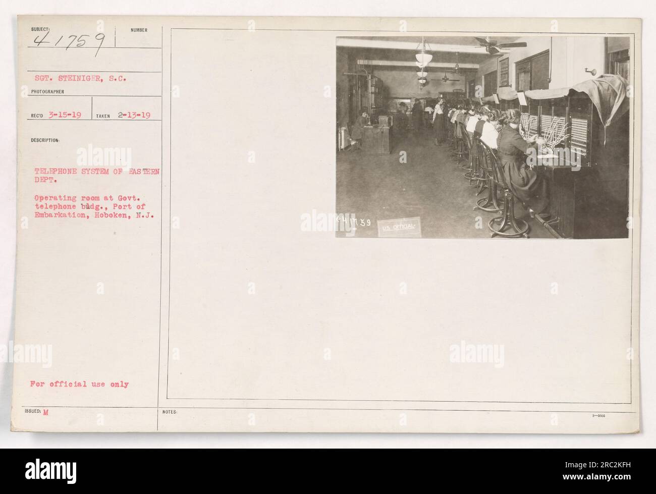 Il sergente Steiniger, un fotografo militare, ha scattato questa foto etichettata 111-SC-41759 il 13 febbraio 1919. L'immagine mostra la sala operatoria dell'edificio telefonico governativo presso il porto di imbarco a Hoboken, New Jersey. Rivela il sistema telefonico Sumber del Dipartimento orientale durante la prima guerra mondiale La fotografia è contrassegnata solo per uso ufficiale e riporta la nota 241739 rilasciata da Walling. Foto Stock