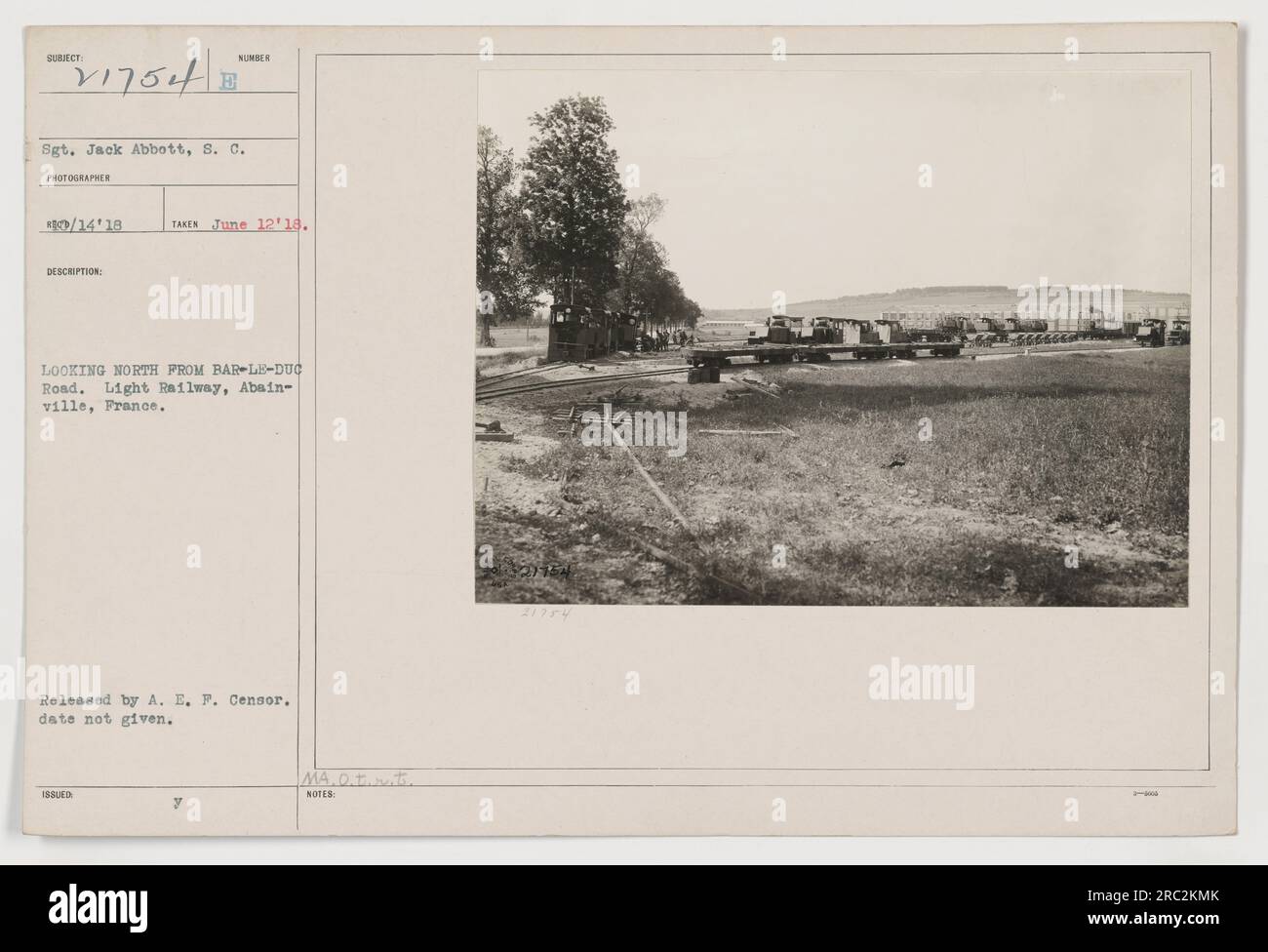 L'immagine 111-SC-21754 mostra una vista a nord da Bar-le-Duc Road ad Abainville, Francia. La foto, scattata dal sergente Jack Abbott il 12 giugno 1918, cattura una ferrovia leggera nella zona. Questa immagine è stata pubblicata dalla A.E.P. Censor, ma la data esatta di uscita non è fornita. Foto Stock