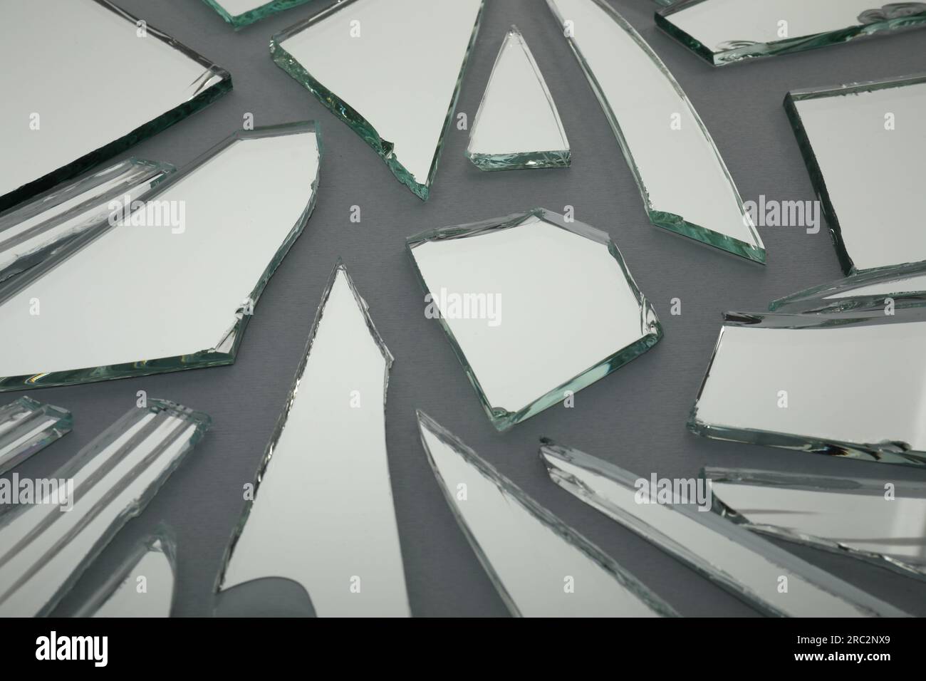 Frammenti di specchio rotto su sfondo grigio, primo piano Foto Stock