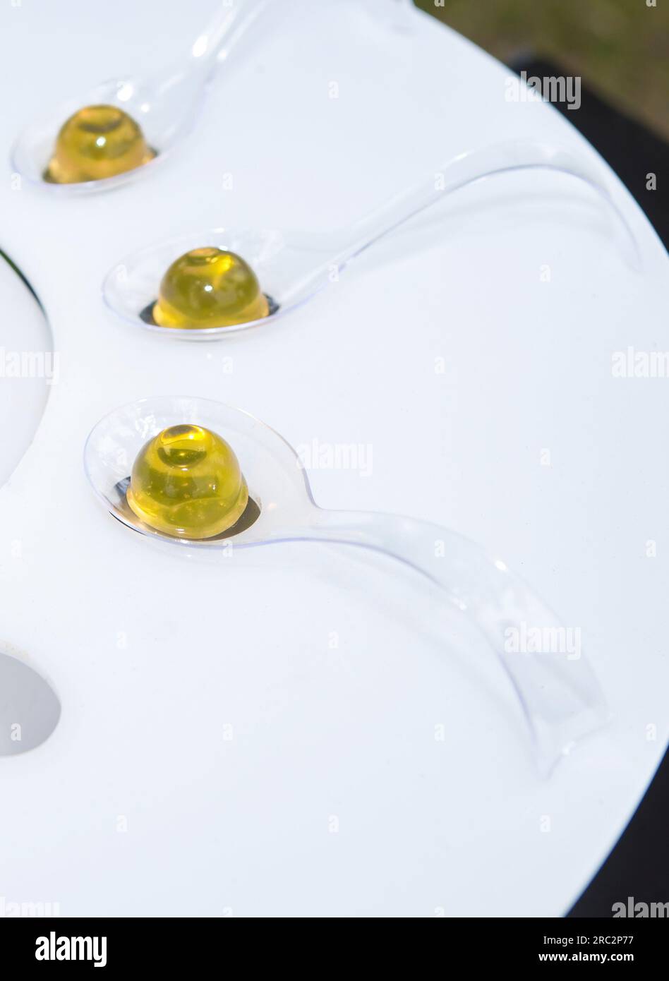Gelatine di olio extravergine d'oliva. Messa a fuoco selettiva Foto Stock