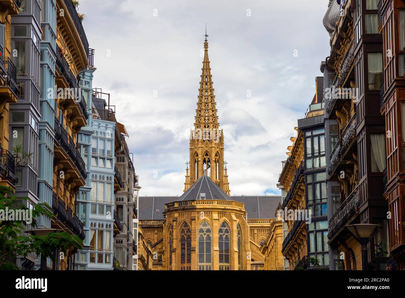 Vista sulla strada della Catedral del Buen Pastor, San Sebastián, Paesi Baschi, Spagna. Foto Stock