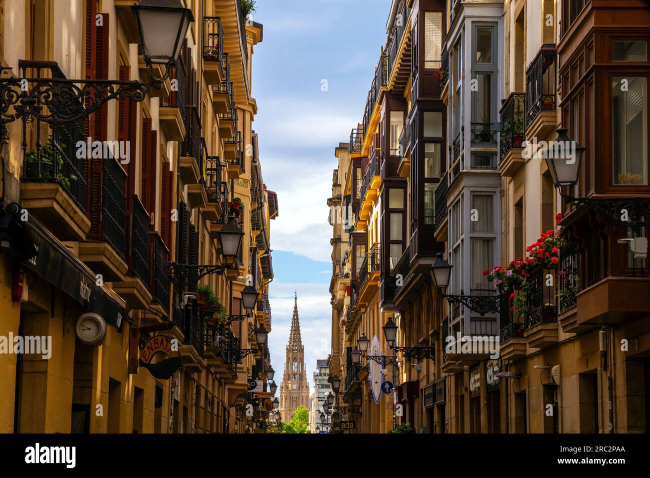 Vista sulla strada della Catedral del Buen Pastor, San Sebastián, Paesi Baschi, Spagna. Foto Stock