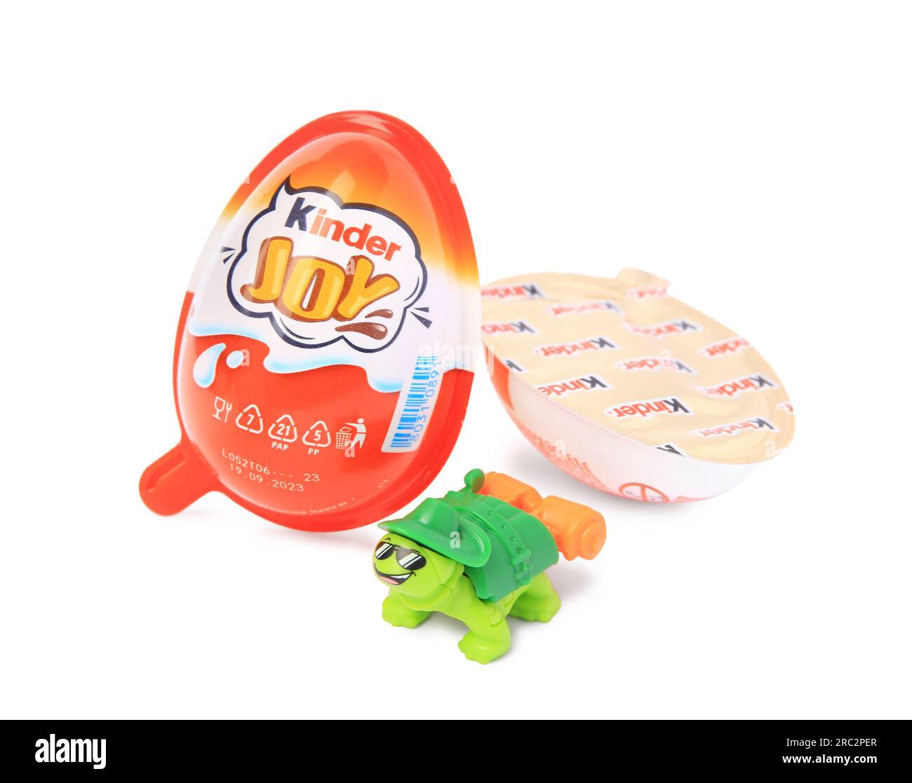 Slynchev Bryag, Bulgaria - 24 maggio 2023: Uovo Kinder Joy e tartaruga giocattolo isolati su bianco Foto Stock