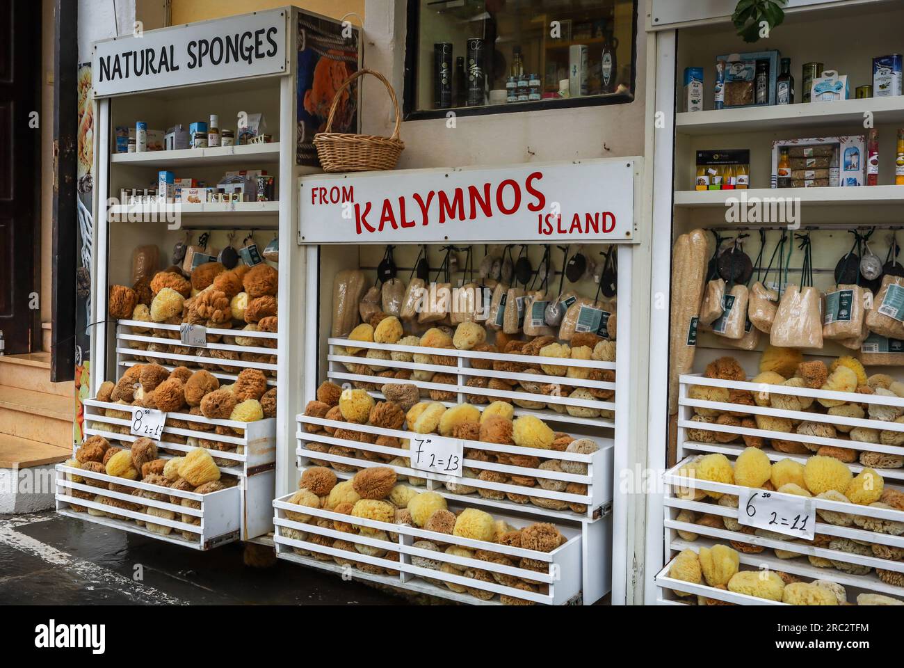 Rodi, Grecia - 27 maggio 2023: Un negozio di articoli da regalo con spugne greche naturali di Kalymnos. Foto Stock