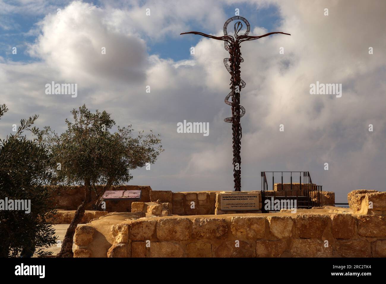 Un luogo turistico religioso per musulmani, ebrei e cristiani a Madaba, Giordania - Monte Nebo (personale di mosè) Snake antropomorfo Foto Stock