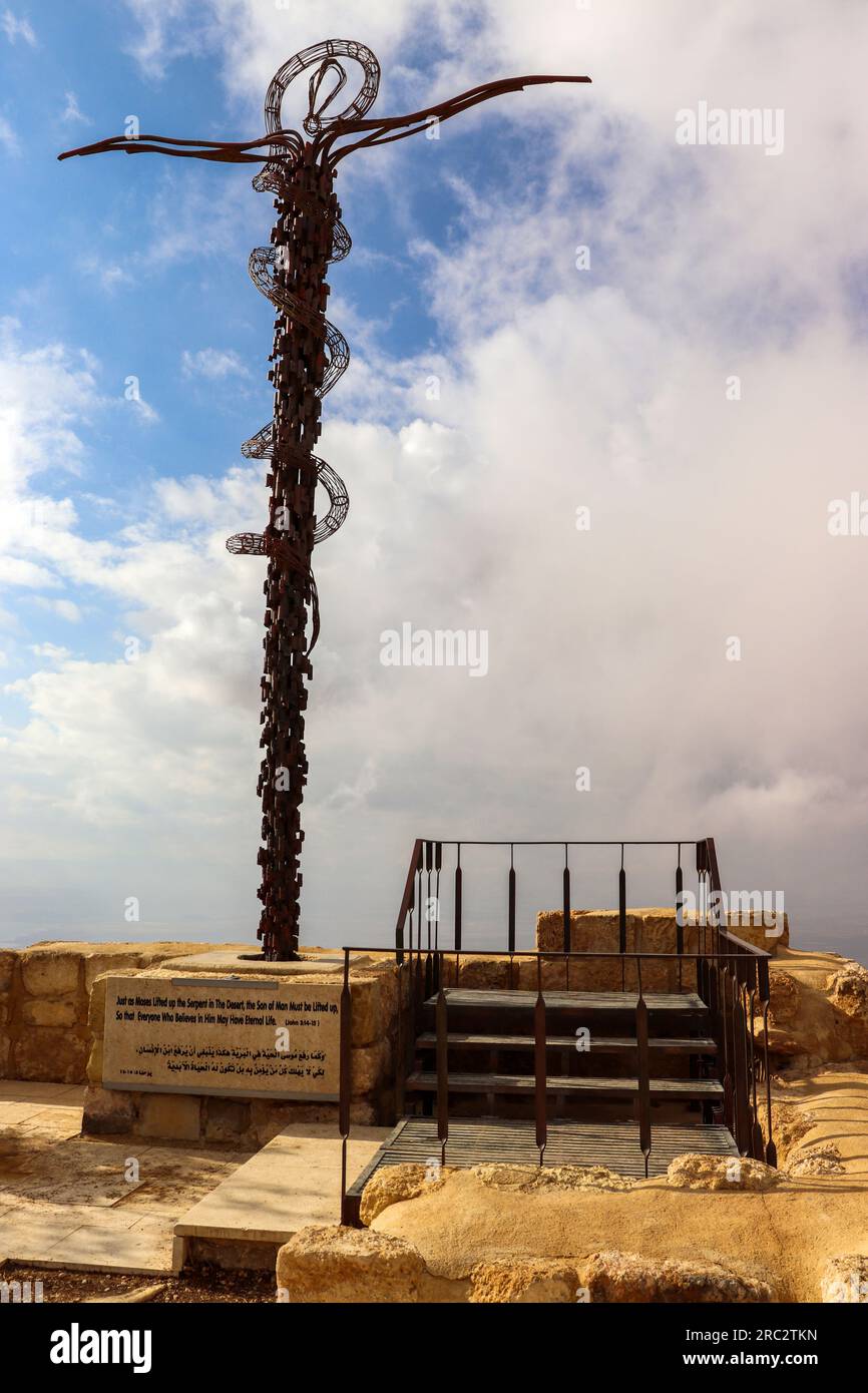 Un luogo turistico religioso per musulmani, ebrei e cristiani a Madaba, Giordania - Monte Nebo (personale di mosè) Snake antropomorfo Foto Stock
