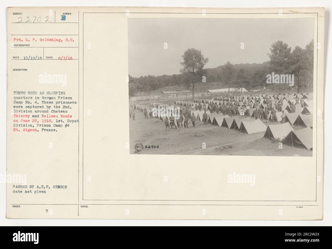 Il soldato L. P. Goldehlag, un soldato della seconda Divisione, ha scattato questa foto il 7 agosto 1918, nel campo di prigionia tedesco n. 4 situato a St. Aignon, Francia. L'immagine mostra i prigionieri di guerra alloggiati in tende affondate, che servivano come loro alloggio per dormire. I prigionieri furono catturati durante le battaglie nei pressi di Chateau Thierry e Belleau Woods il 25 giugno 1918. La fotografia è stata approvata dalla A.E.P. censor ed è etichettata come #22702 nella raccolta Photographs of American Military Activities during World War One. Foto Stock