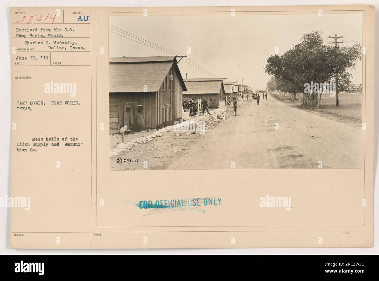 I soldati della 111th Supply and Ammunition Company a Camp Bowie, Texas, si riuniscono nelle sale di disordine per un pasto durante la prima guerra mondiale. Le loro tende possono essere viste sullo sfondo. Questa fotografia è stata scattata il 17 o 18 giugno, anche se non è chiaro quando è stata rilasciata. Foto Stock