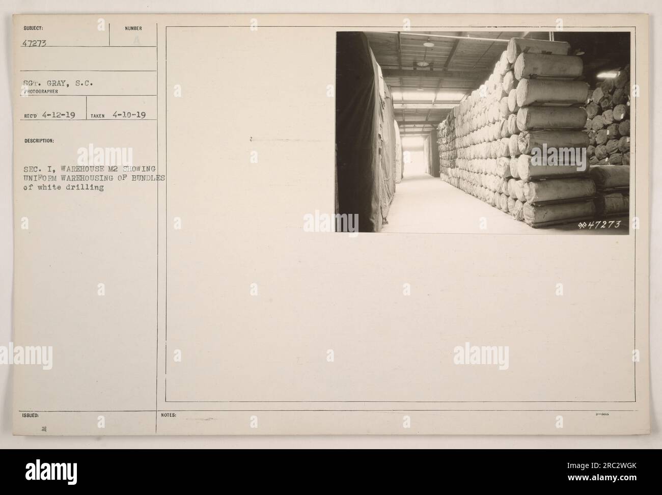 Magazzino m2, fotografato il 10 aprile 1919 da S.C. Gray, mostra lo stoccaggio sistematico di fasci di tessuto di perforazione bianco. Questa fotografia è intitolata 'Number sec. I, magazzino m2 che mostra magazzino uniforme di pacchetti di perforazione bianca." Corrisponde al soggetto 47273 e contiene note e documentazione di accompagnamento. Foto Stock