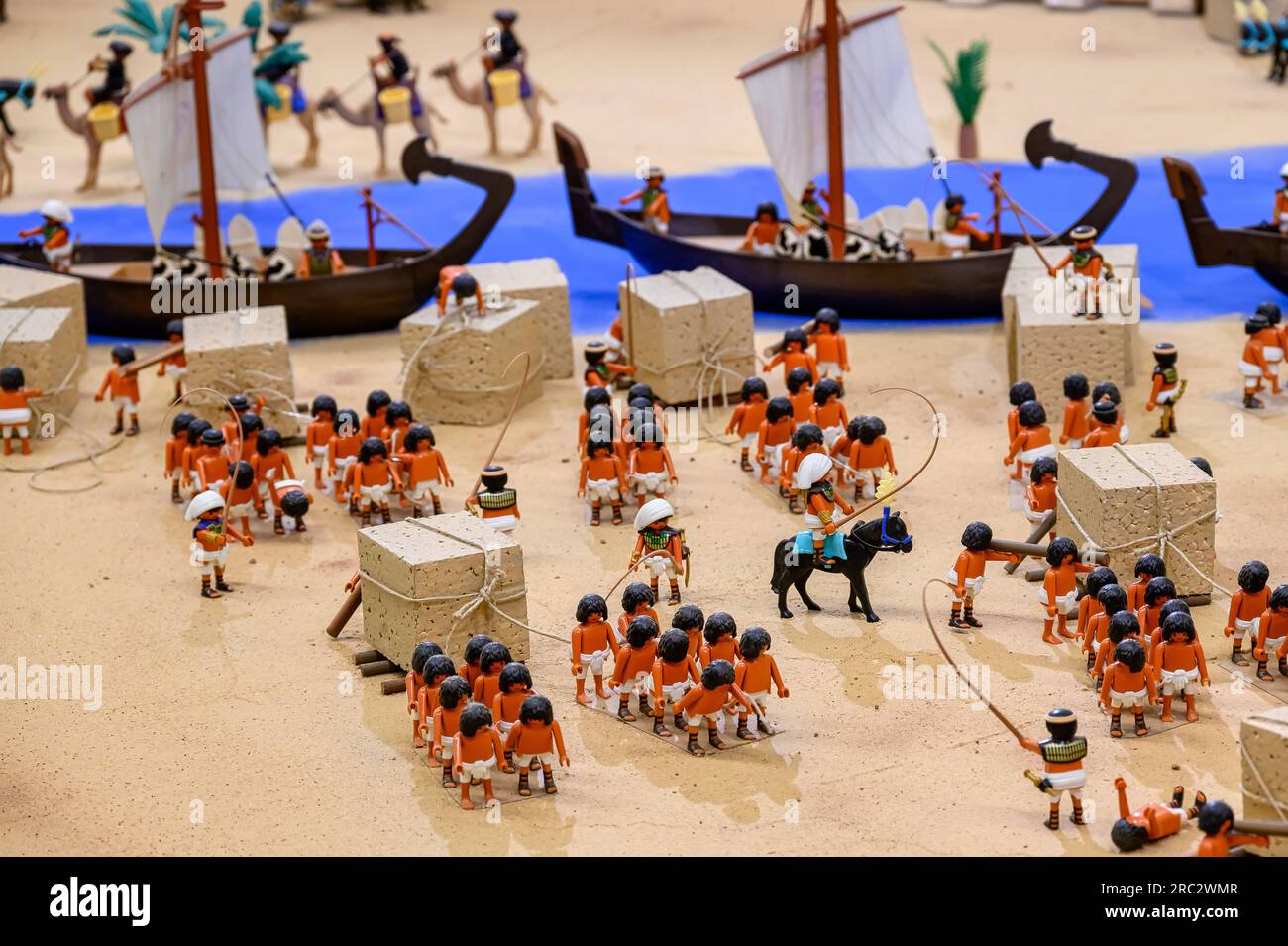 Antico Egitto, esposizione con giocattoli di Playmobil nel negozio El Corte Ingles. Costruzione di un'antica piramide Foto Stock