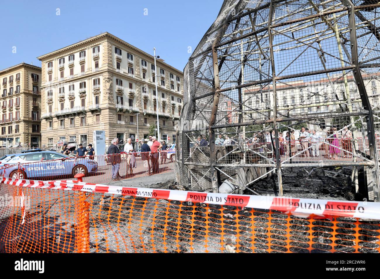 Napoli, Campania, Italia. 12 luglio 2023. 12/07/2023 Napoli, la Venere degli stracci di Pistoletto in Piazza Municipio, in fiamme, i lavori inaugurati 15 giorni fa dal maestro Nadal furono completamente distrutti. Le fiamme scoppiarono intorno alle 5,30 del mattino, si pensa che si tratti di incendio doloso. (Immagine di credito: © Fabio Sasso/ZUMA Press Wire) SOLO USO EDITORIALE! Non per USO commerciale! Foto Stock