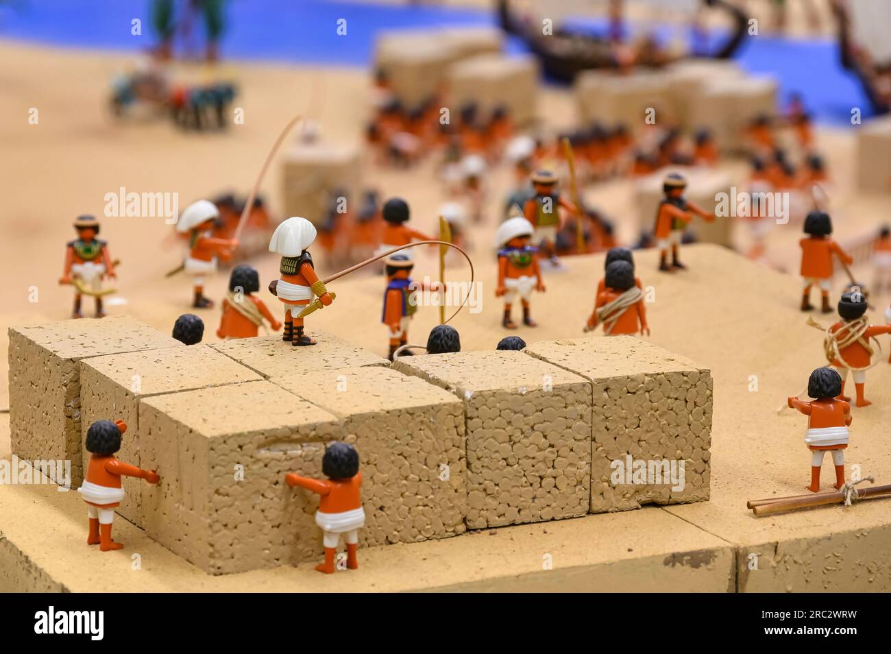 Antico Egitto, esposizione con giocattoli di Playmobil nel negozio El Corte Ingles. Costruzione di un'antica piramide Foto Stock