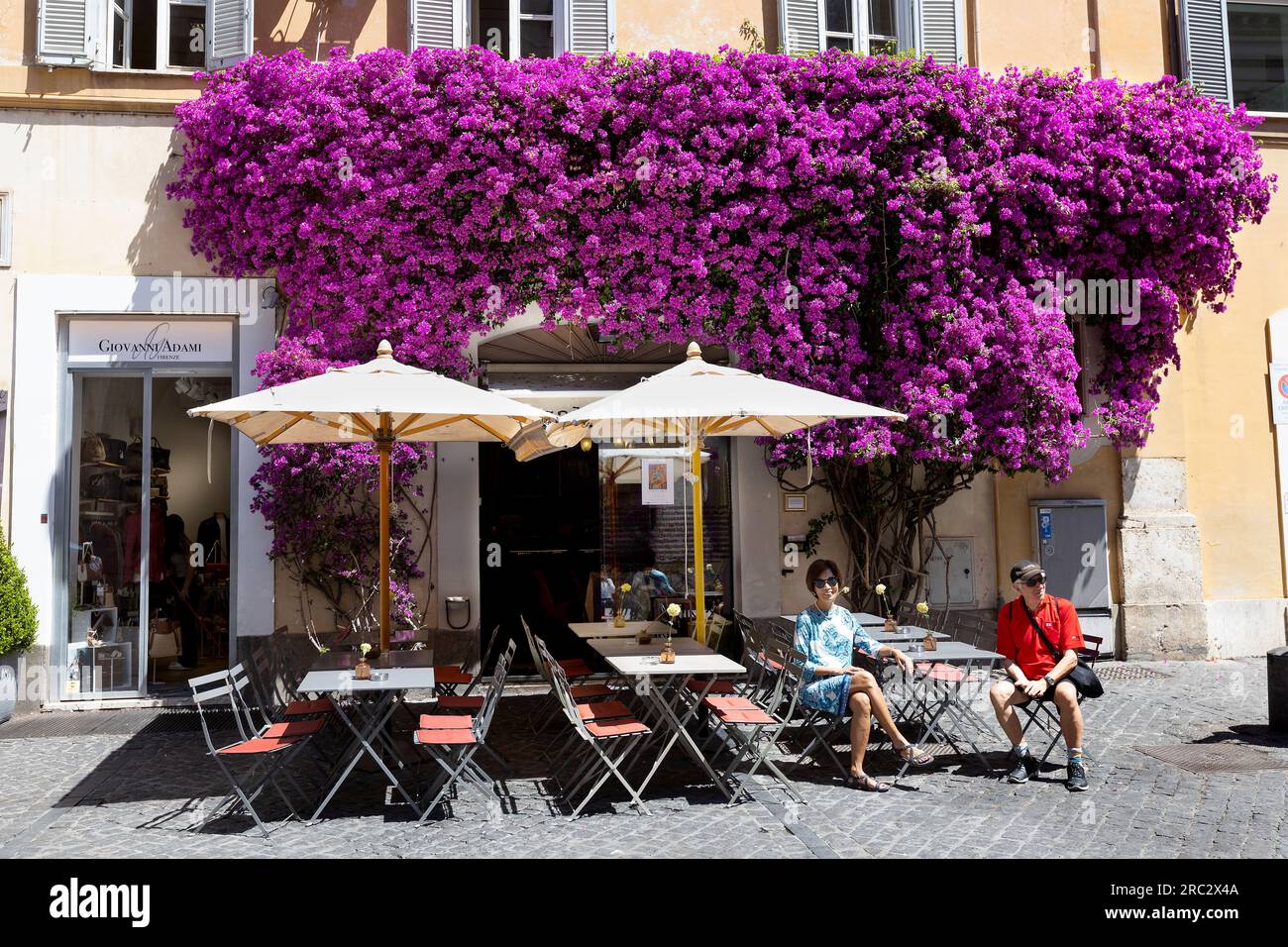 I turisti aspettano il loro pasto mentre cenano in un ristorante a Roma, in Italia. Foto Stock