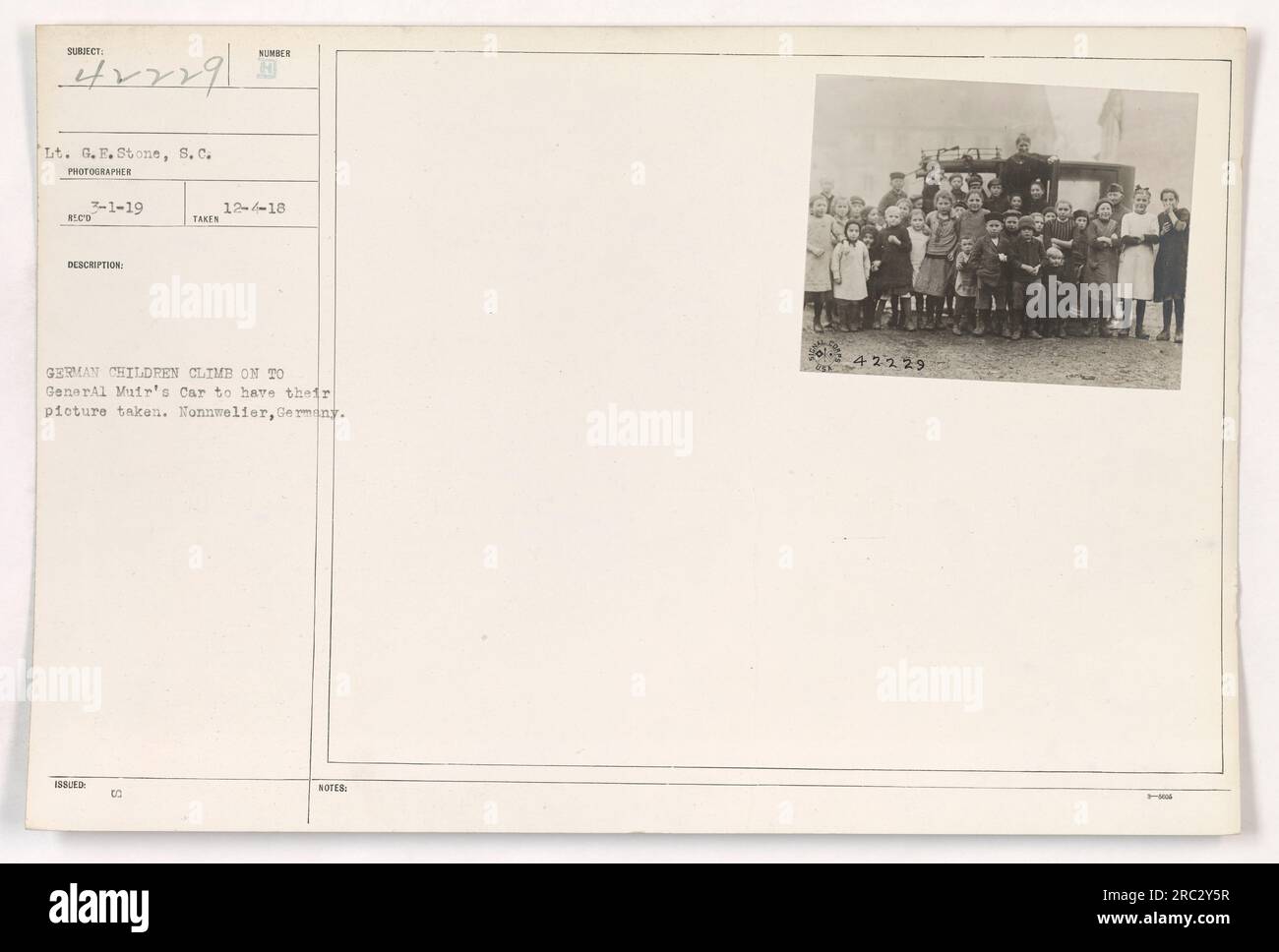 I bambini tedeschi salgono sull'auto del generale Mufr per farsi fotografare a Nonnwelier, in Germania. Tenente G.E. Stone catturò questo momento il 4 dicembre 1918. Foto Stock