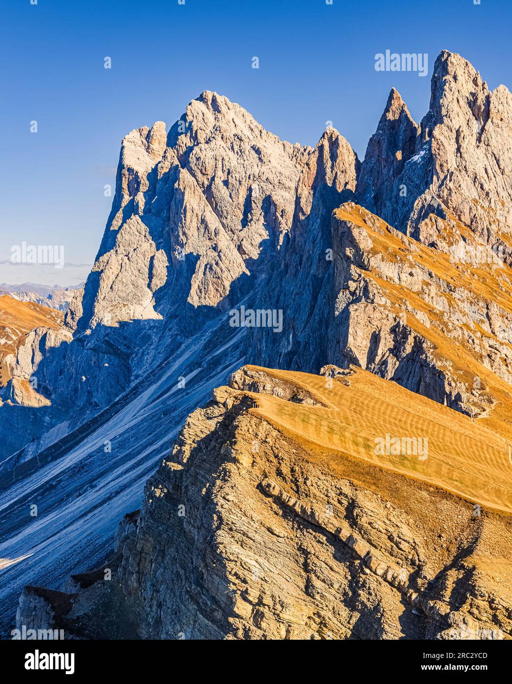 La vista dal Seceda durante la caduta è veramente fenomenale e impressionante allo stesso tempo. Il Seceda è una montagna alta 2519 metri in Alto Adige Foto Stock