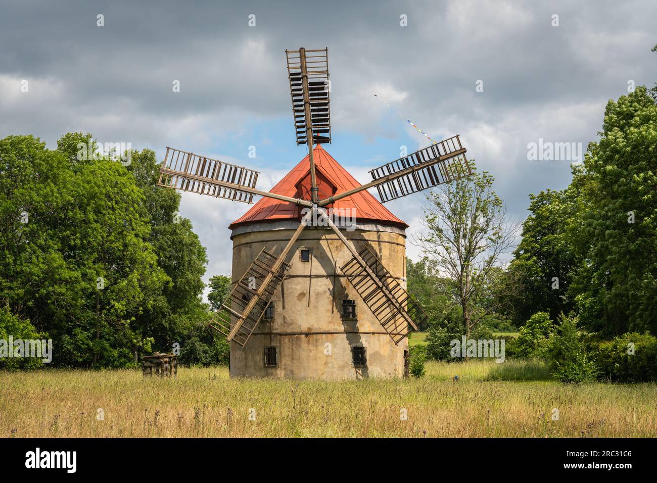 Storico mulino a vento Svetlik del 1843 nel villaggio di Horni Podluzi, regione di Usti nad Labem, Repubblica Ceca Foto Stock