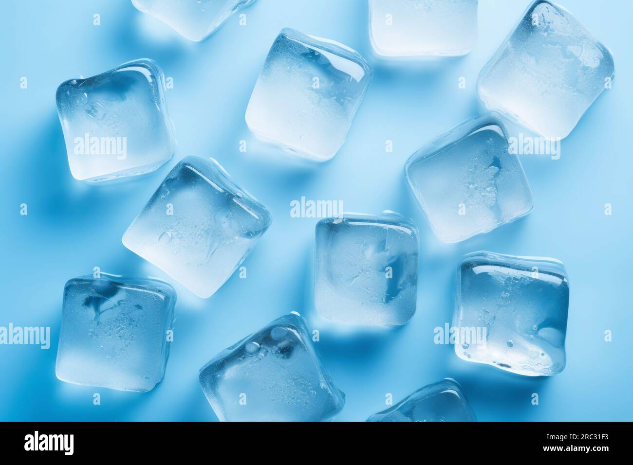 Cubetti di ghiaccio freschi per rinfrescare la bevanda. Acqua pura congelata. Sfondo chiaro cubetti di ghiaccio. Vista dall'alto dei pezzi di ghiaccio sul tavolo. Colore azzurro. Macro shot Foto Stock
