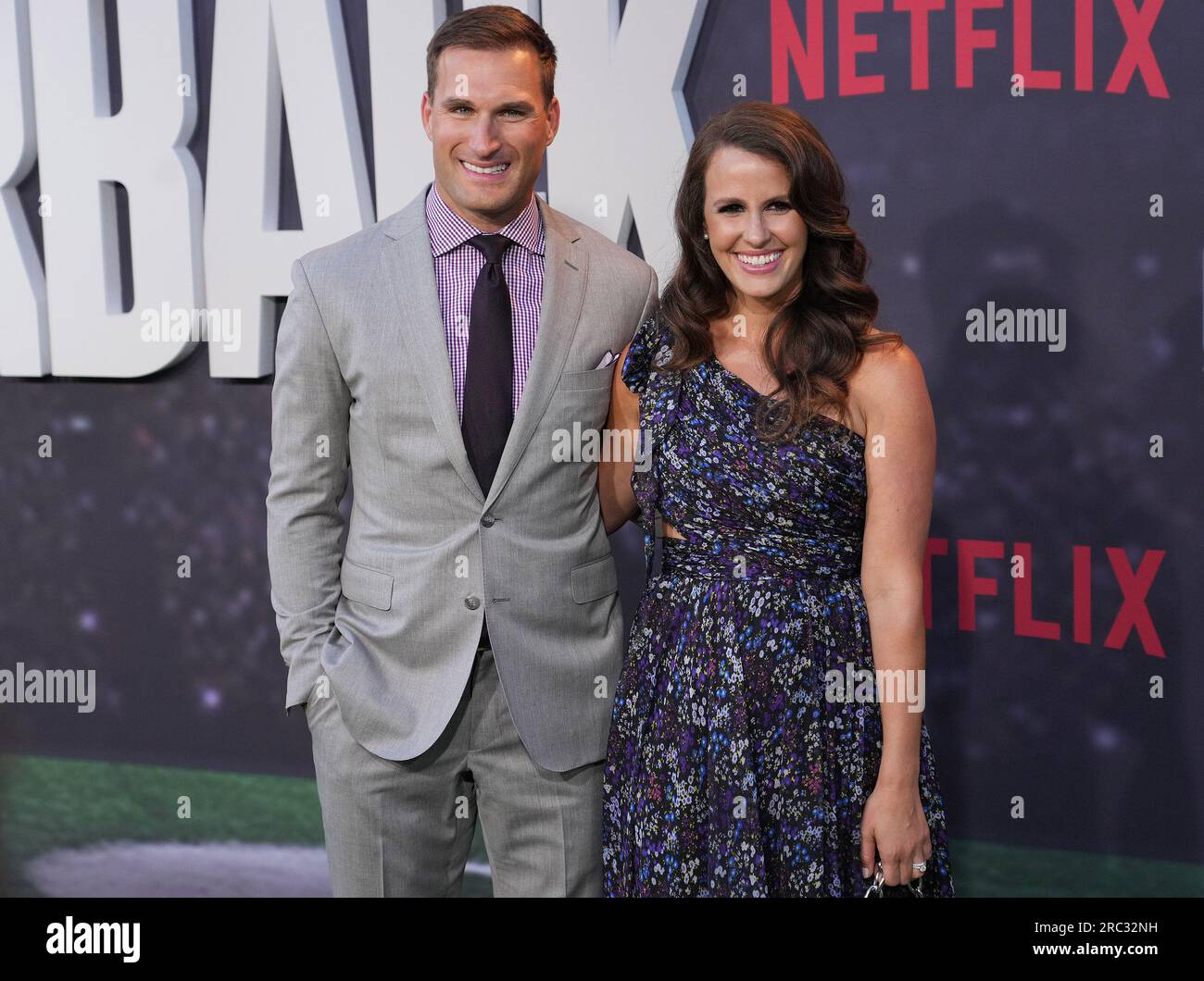 Los Angeles, USA. 11 luglio 2023. (L-R) il quarterback di football Minnesota Vikings' Kirk Cousins e la moglie Julie Cousins arrivano al QUARTERBACK DI Netflix Los Angeles Premiere tenutosi al TUDUM Theater di Hollywood, CALIFORNIA, martedì 11 luglio 2023. (Foto di Sthanlee B. Mirador/Sipa USA) credito: SIPA USA/Alamy Live News Foto Stock