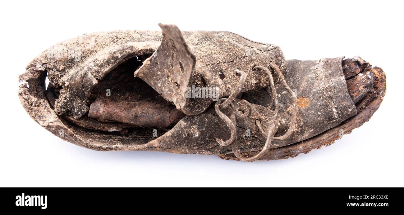 Una delle tante scarpe vittoriane sepolte sotto il pavimento di un laboratorio di Joiners per allontanare gli spiriti maligni o portare fortuna, East Yorkshire, Regno Unito Foto Stock