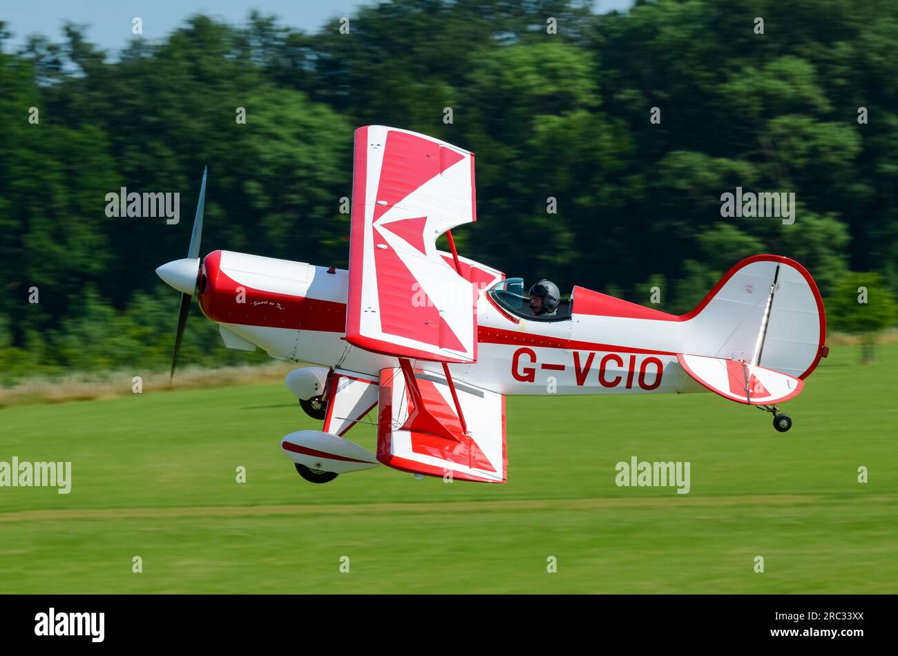 Aereo EAA acro Sport II G-VCIO decollato dalla pista di atterraggio in erba durante un evento di fly-in in campagna a Heveningham Hall. Campagna rurale nel Suffolk Foto Stock