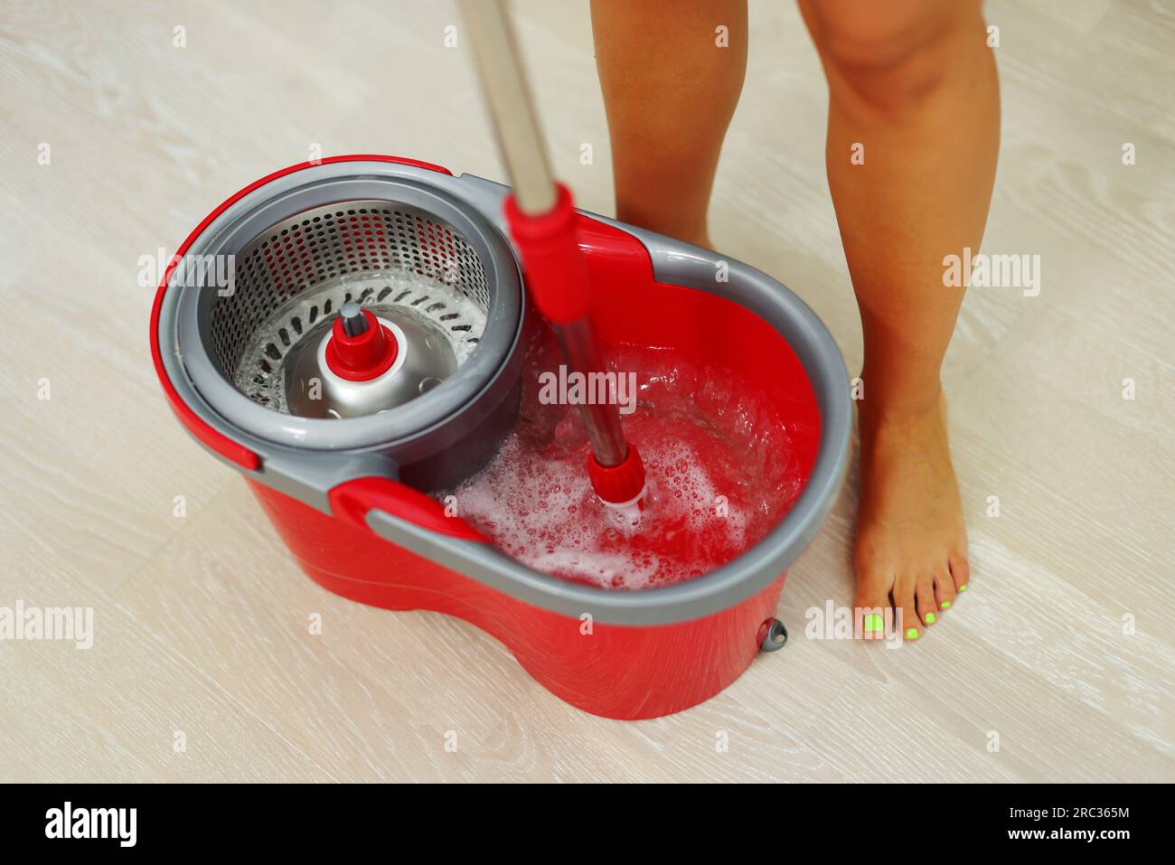 secchio rosso e mocio per la pulizia domestica Foto stock - Alamy
