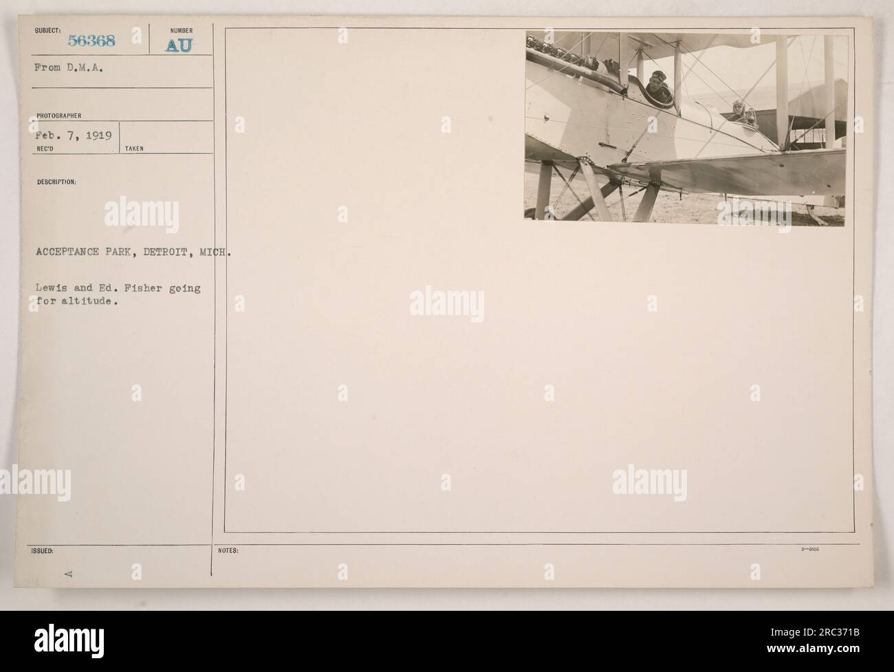 Lewis ed ed. Fisher si prepara a prendere il volo per l'altitudine al Acceptance Park di Detroit, Michigan. Questa foto è stata scattata il 7 febbraio 1919 ed è stata rilasciata dal fotografo del D.M.A.. Fa parte della collezione intitolata "Photographs of American Military Activities during World War One". Foto Stock