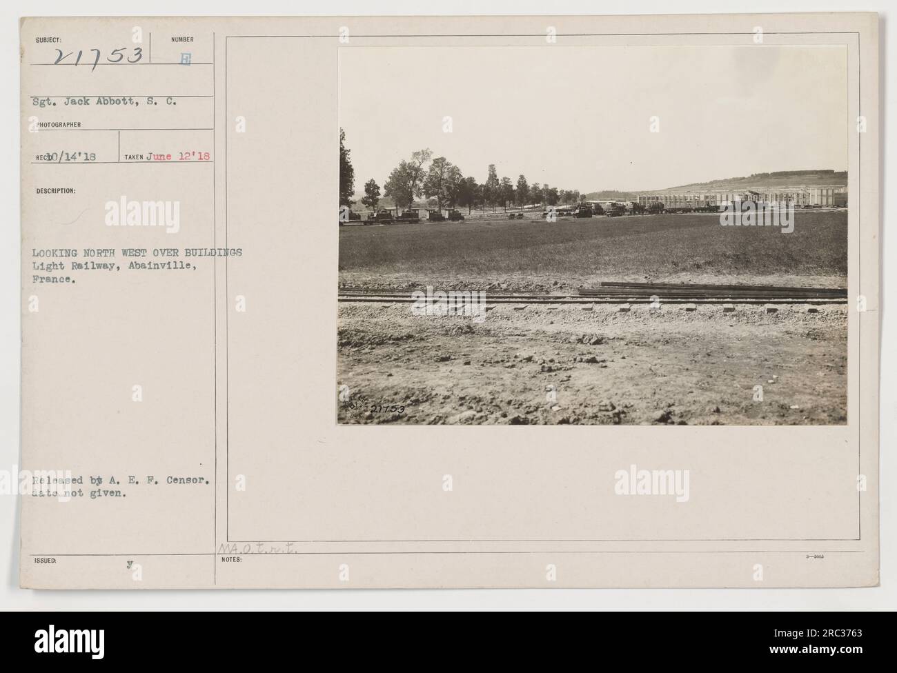Il sergente Jack Abbott del Signal Corps è fotografato guardando a nord-ovest sopra gli edifici vicino ad Abainville, in Francia. L'immagine raffigura una ferrovia leggera nell'area. La foto è stata scattata il 12 giugno 1918. La fotografia è stata rilasciata dall'A.E.F. Censura, ma la data esatta di rilascio è sconosciuta. MA.Q.t.rit. Foto Stock