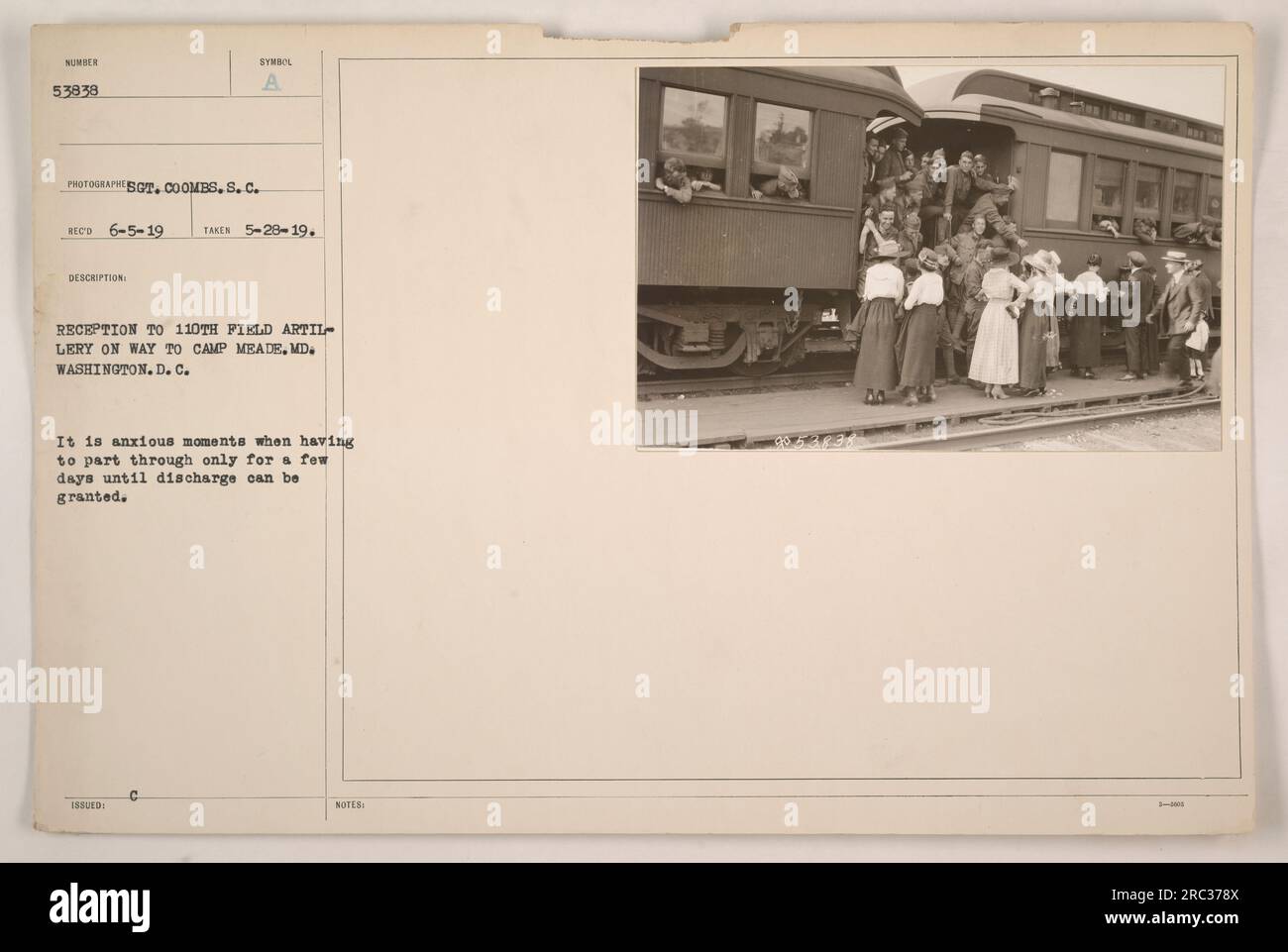 Accoglienza alla 110th Field Artillery mentre si recano a Camp Meade, Maryland, a Washington, D.C. Un'istantanea di momenti ansiosi come soldati e loro cari dicono addio, sapendo che ci vorranno solo pochi giorni prima che possano essere dimessi. Fotografia scattata il 28 maggio 1919. Foto Stock