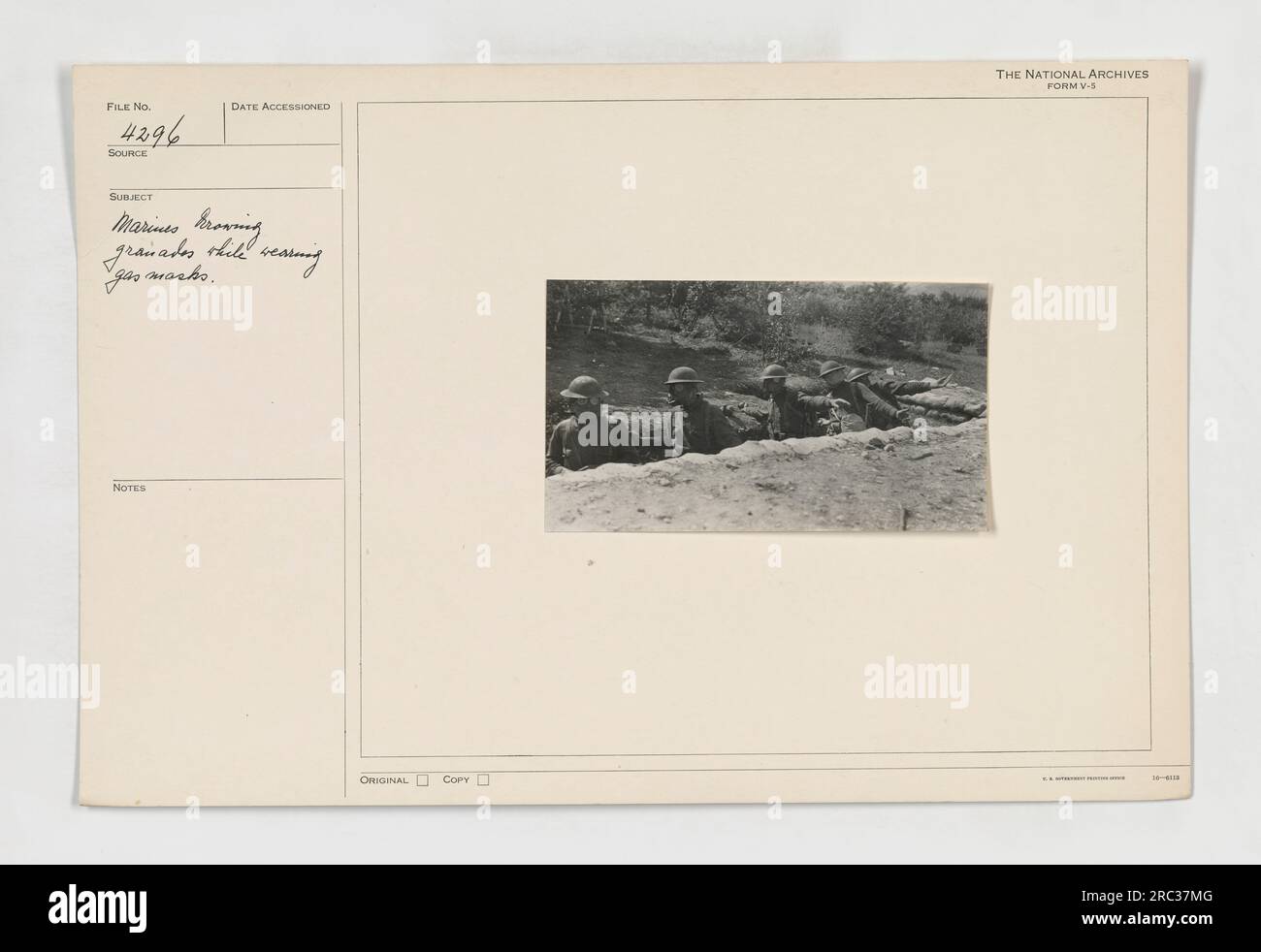 In questa immagine è raffigurato un gruppo di Marine, che indossano maschere antigas e lanciano granate. La fotografia è datata durante la prima guerra mondiale e fa parte della collezione intitolata "Photographs of American Military Activities". Questa immagine mostra l'uso di equipaggiamento protettivo ed esercitazioni di addestramento dei Marines durante la guerra. Foto Stock