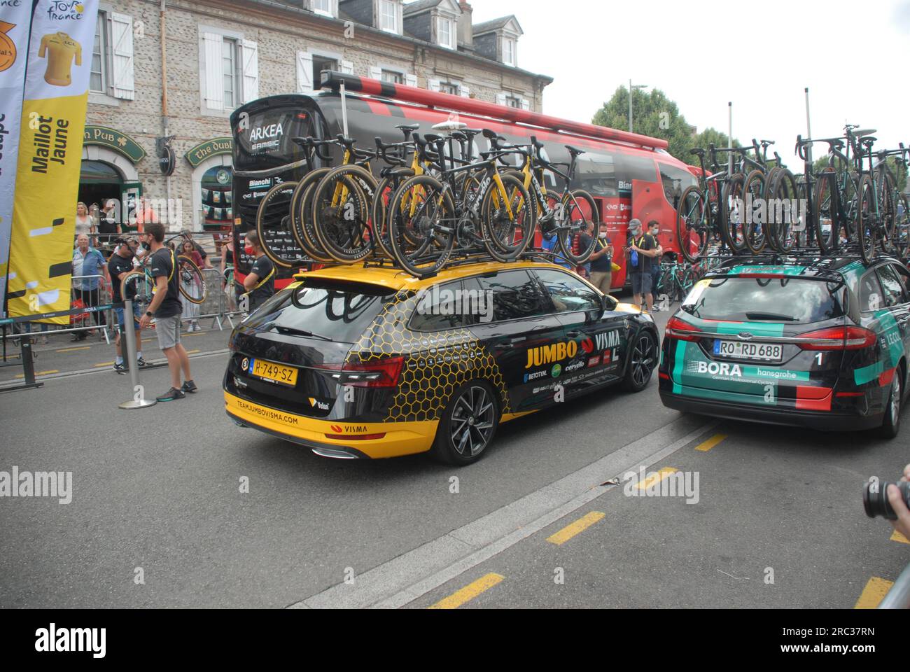 Tarbes, Francia-6 luglio 2023: La sesta tappa del Tour de France è iniziata a Tarbes. Molti ciclisti hanno partecipato agli eventi che si svolgevano ore prima della gara. Foto Stock