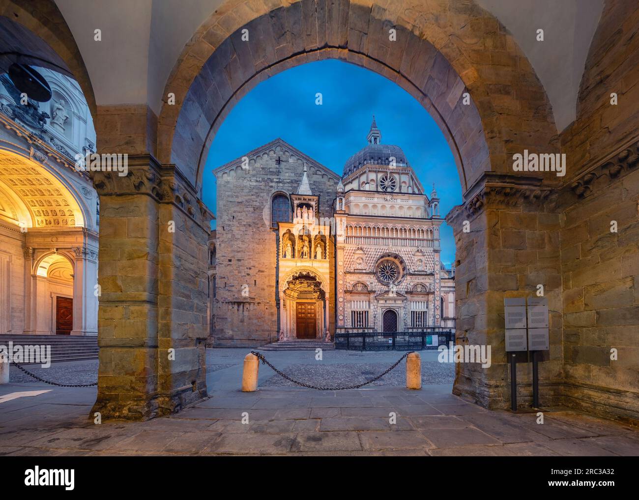 Vista della cattedrale di Bergamo attraverso l'arco al crepuscolo a Bergamo, Italia Foto Stock