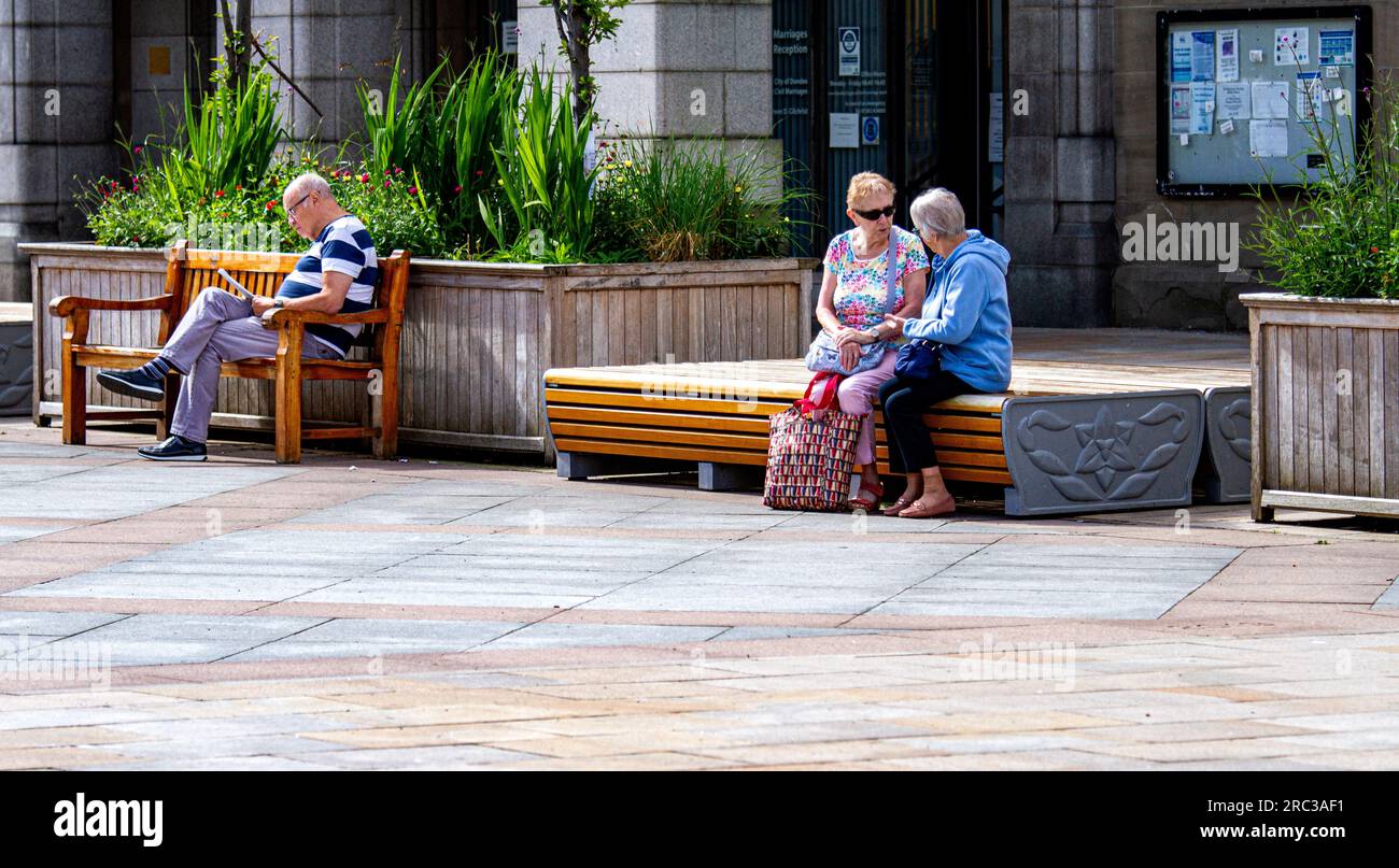 Dundee, Tayside, Scozia, Regno Unito. 12 luglio 2023. Tempo nel Regno Unito: Le temperature a Tayside, Scozia, hanno raggiunto i 20°C questa mattina. I residenti locali trascorrono la mattina rilassandosi nel centro di Dundee, approfittando del favoloso sole caldo di luglio e della vita cittadina. Crediti: Dundee Photographics/Alamy Live News Foto Stock