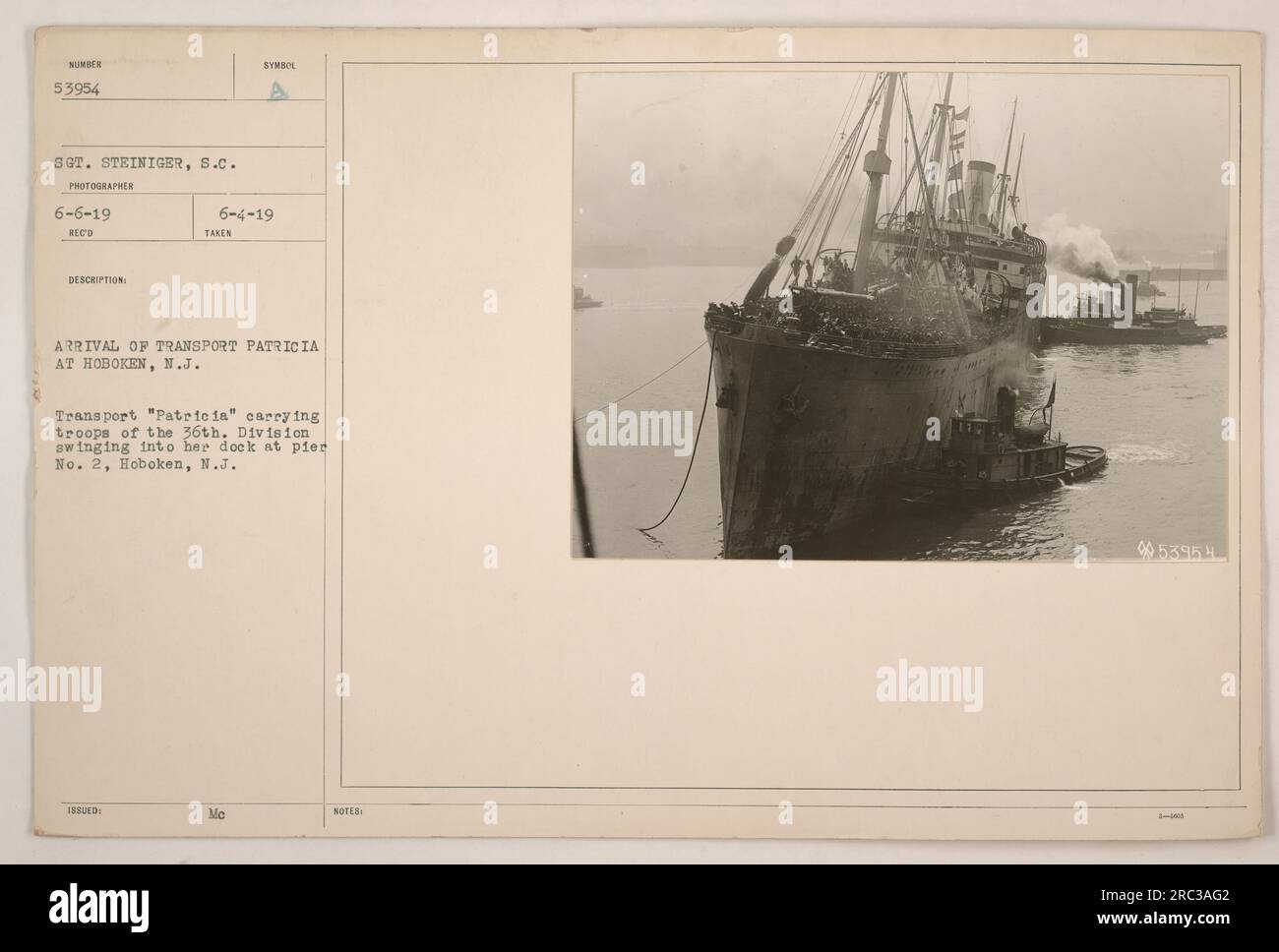 Transport Patricia, che trasporta truppe della 36th Division, arriva al molo n. 2 a Hoboken, New Jersey. La foto è stata scattata il 6 giugno 1919 dal sergente Steiniger, S.C. Sezione fotografica. La descrizione e la data di emissione sono indicate come 4 giugno 1919. Foto Stock