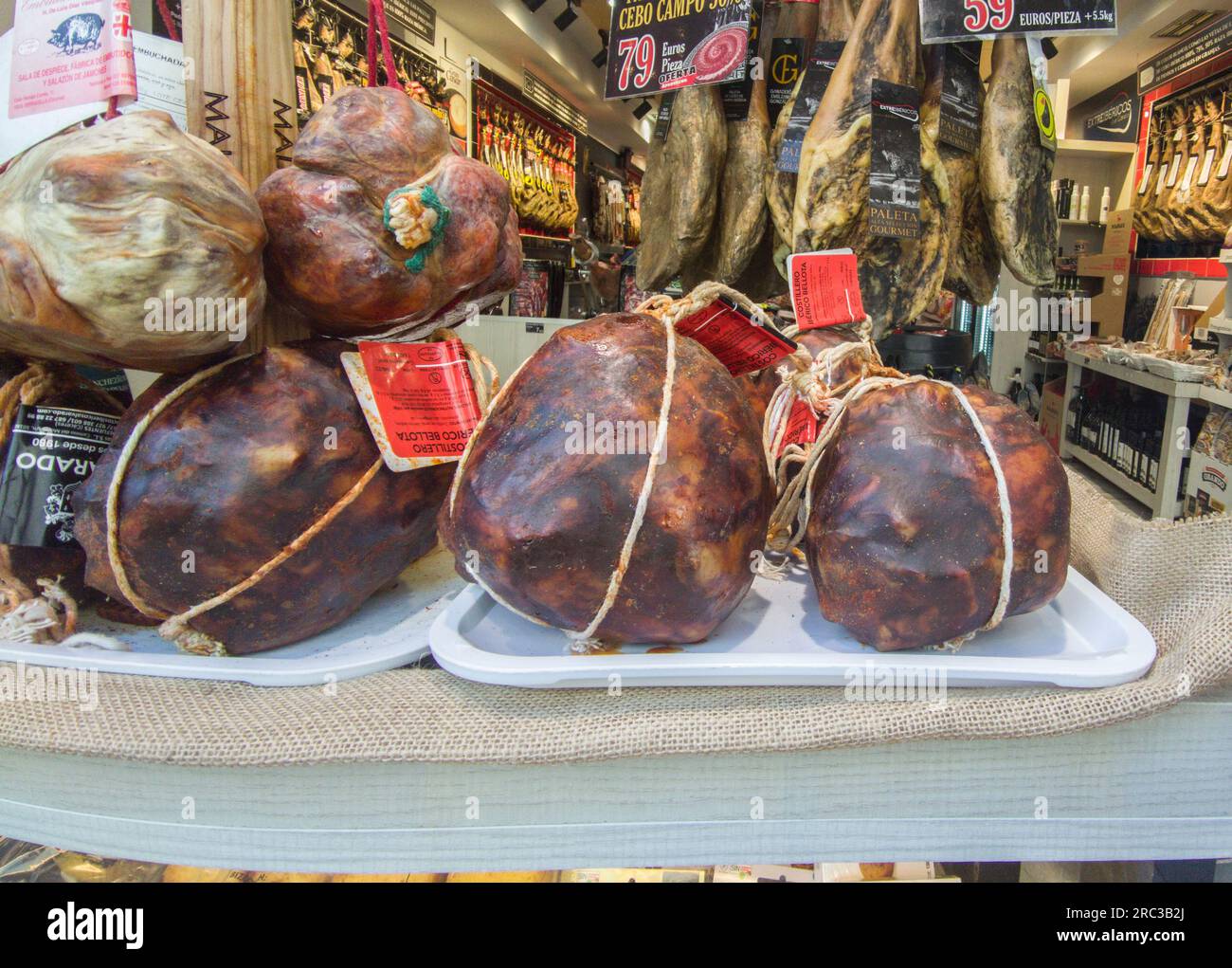 Caceres, Spagna - 27 febbraio 2023: Il costillero dell'Estremaduro è esposto alla macelleria. Chorizo spagnolo con costolette Foto Stock