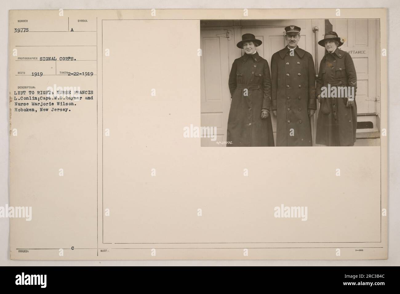 Infermiera Francis L. Conlin, capitano W.D. Rayner e l'infermiera Marjorie Wilson fotografarono a Hoboken, New Jersey nel 1919. Questa immagine fu catturata dal Signal Corps e gli fu assegnato il numero 39775. Foto Stock