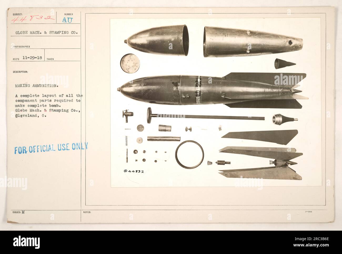 L'immagine 111-SC-44832 mostra i lavoratori del Globe Mach. & Stamping Co. A Cleveland, Ohio, durante la prima guerra mondiale, fu coinvolta nella produzione di munizioni. L'immagine mostra un layout completo di tutti i componenti necessari per assemblare una bomba. Questa fotografia è stata ricevuta il 29 novembre 1918 ed è contrassegnata con "solo per uso ufficiale". Foto Stock