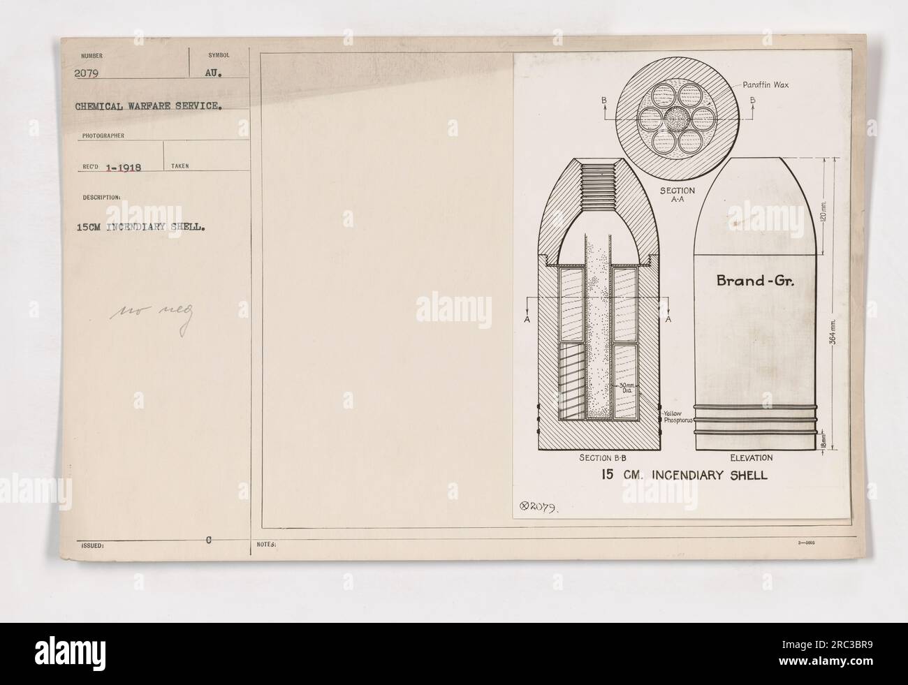 Questa fotografia mostra un guscio incendiario da 15 cm usato durante la prima guerra mondiale dal Chemical Warfare Service. Il guscio conteneva fosforo giallo e paraffina per creare un incendio. Questo modello specifico aveva un'elevazione di 15 cm e un peso di 3-400 grammi (21-364 mm). Foto Stock