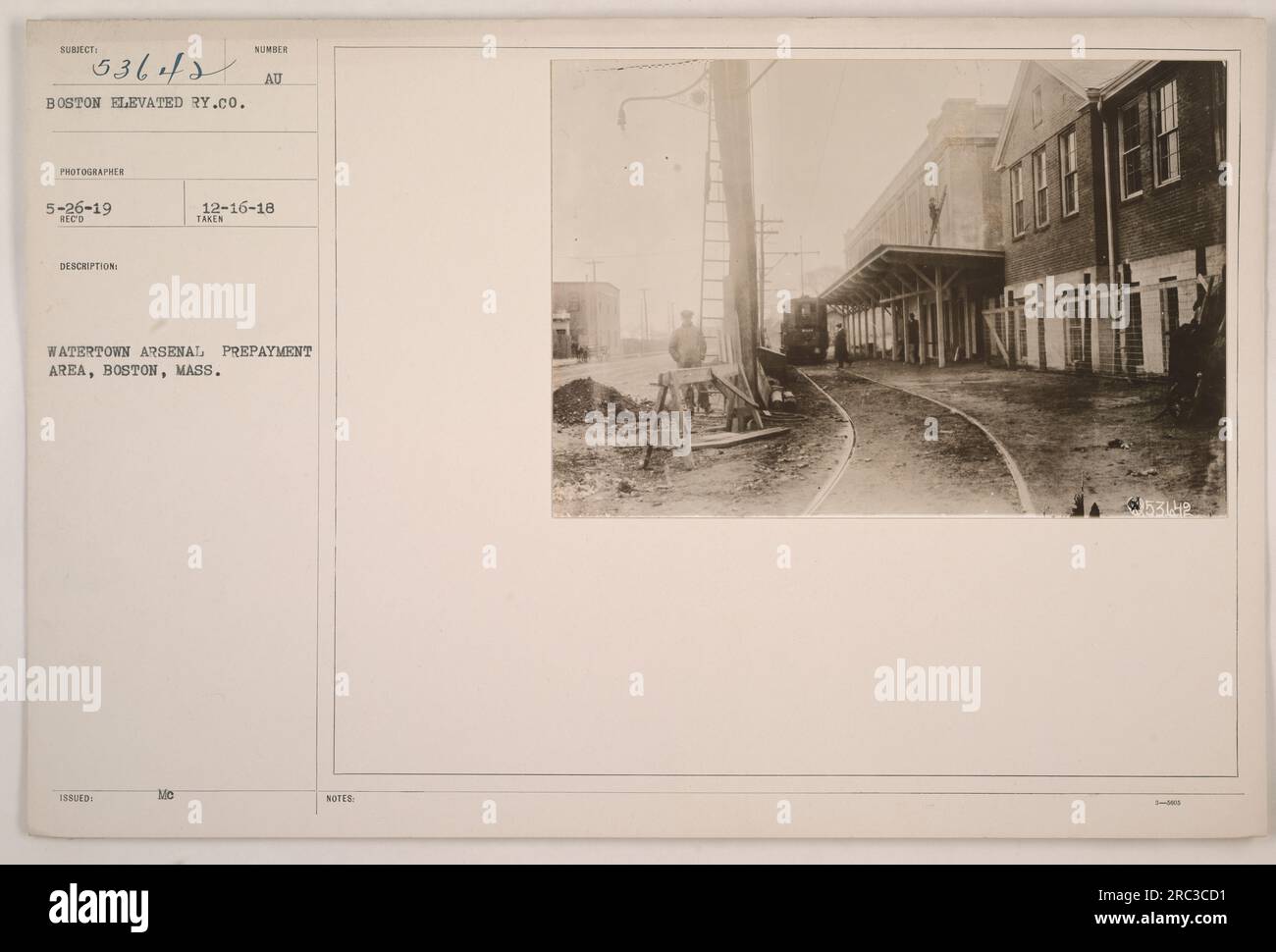 Soldati che scaricano rifornimenti militari nell'area di prepagamento dell'Arsenal di Watertown a Boston, Massachusetts, durante la prima guerra mondiale. La foto è stata scattata da un fotografo di Boston High Ry. Co. Il 26 maggio 1919. La foto reca la descrizione "Issued 9 Watertown Arsenal Prepayment area, Boston, Mass." con il numero MC AU 12-16-18. Non sono disponibili note aggiuntive. Foto Stock