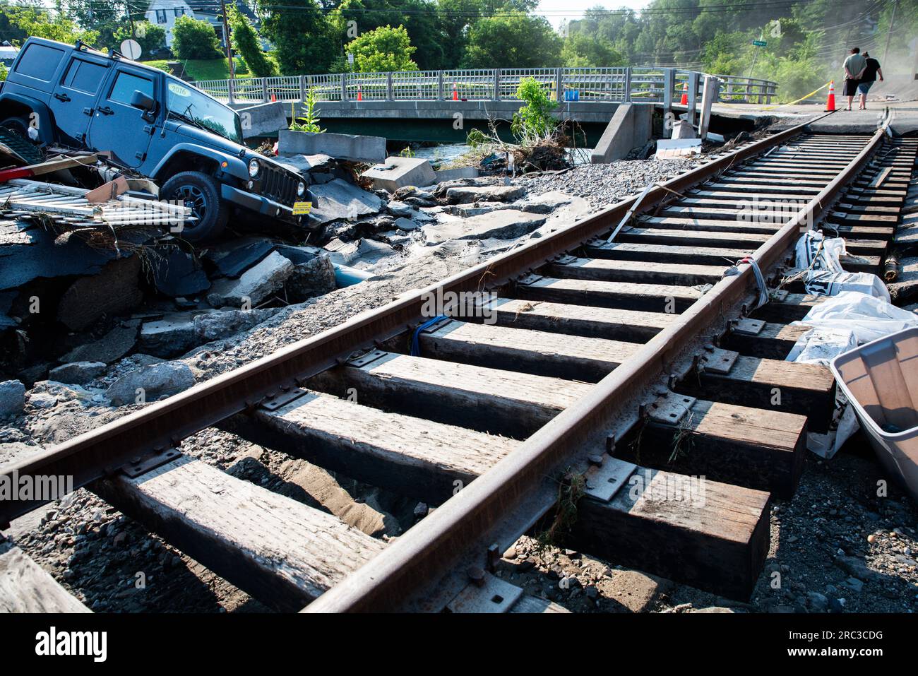 11 luglio 2023. Barre USA. Una ferrovia lavata, un'auto demolita e detriti a barre, VT, Stati Uniti, dopo che il ramo Stevens del fiume Winooski si diffuse per tutta la città il 10 luglio 2023. Crediti: John Lazenby/Alamy Live News Foto Stock