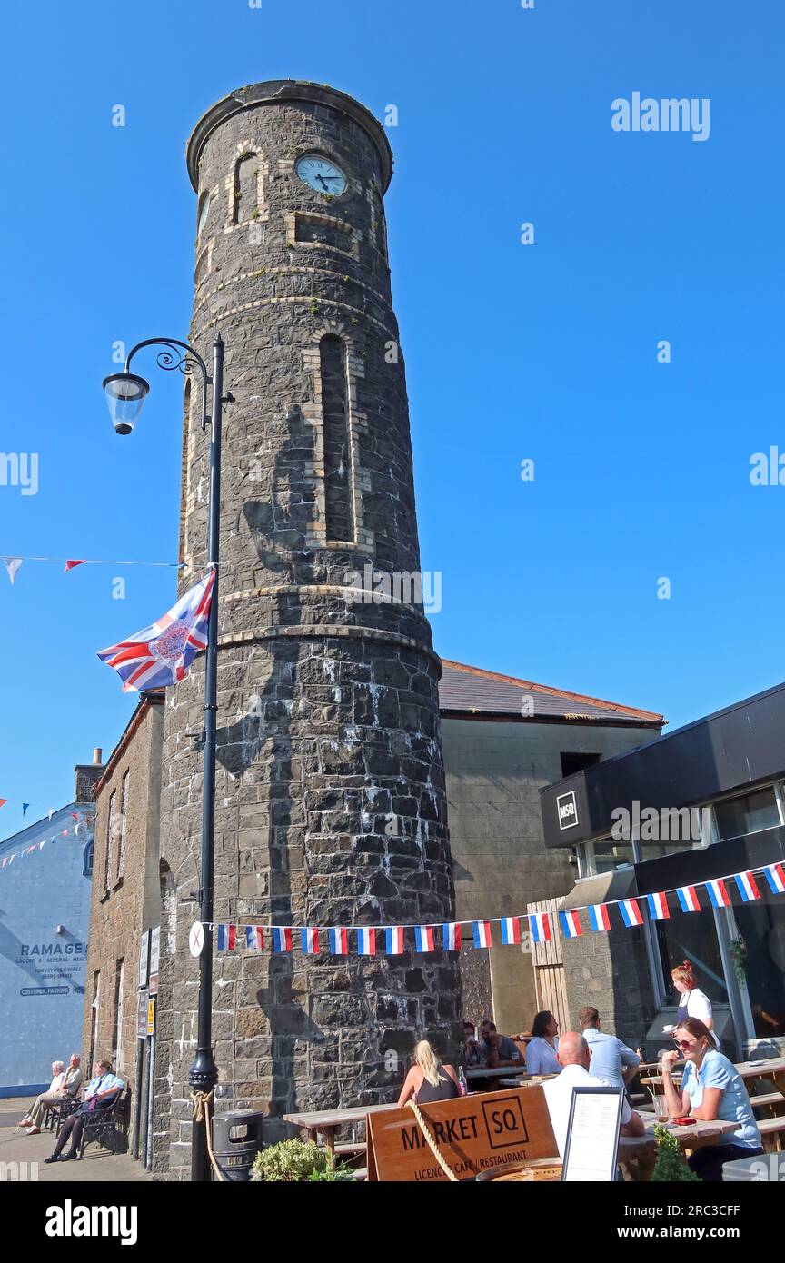 Bushmills Clocktower eretta da Francis Macnaghten nel 1874, Market Square, 62 Main St, Bushmills, County Antrim, Irlanda del Nord, BT57 8QA Foto Stock