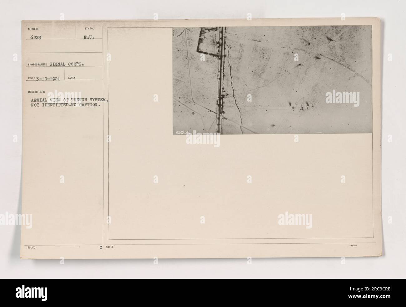 Vista aerea di un sistema di trincee non specificato durante la prima guerra mondiale, catturato in una fotografia dal Signal Corps. La posizione e i dettagli specifici del sistema non vengono identificati. Fotografia scattata il 10 marzo 1921 e archiviata con il simbolo E.U. Immagine numero 6223 nella raccolta di mappe e carte SUMICE. Foto Stock