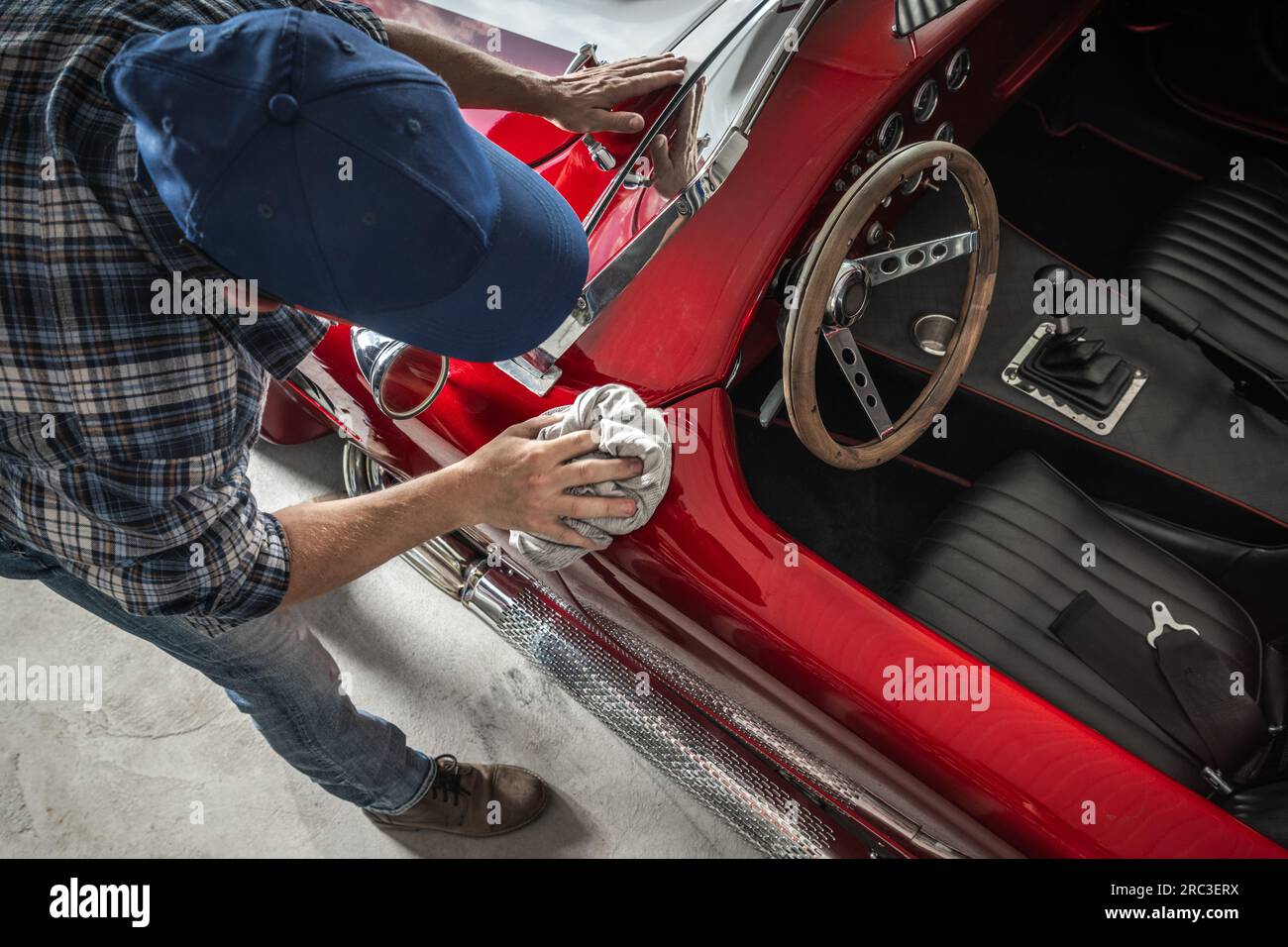 Caucasian Classic Cars Passionate Cleaning HIS Red retro Convertible American Muscle Car Foto Stock