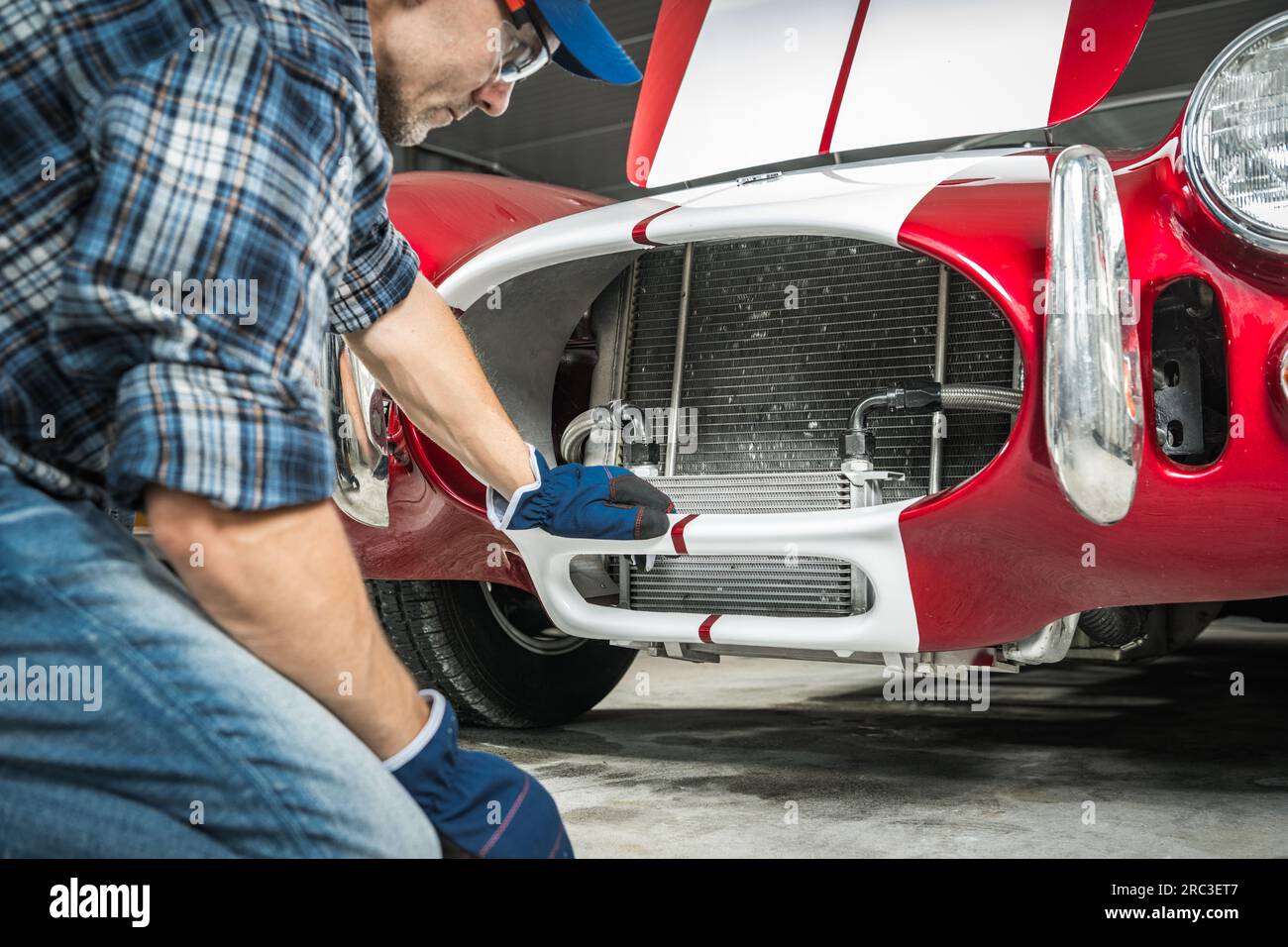Professional Caucasian Classic Cars Mechanic e il suo progetto attuale Foto Stock
