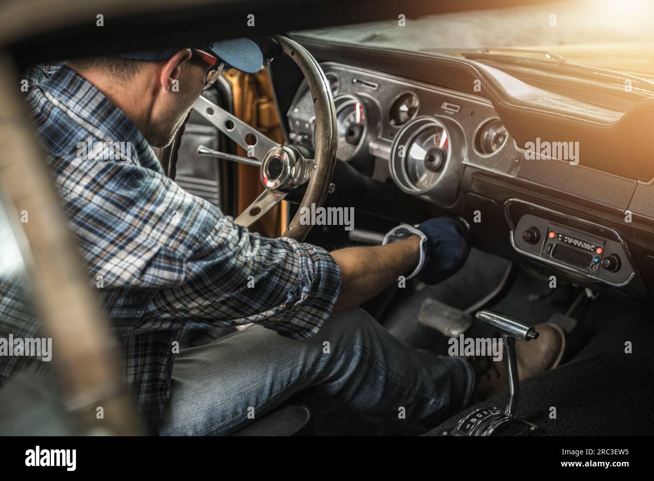 Professional Classic Cars Mechanic Inside retro American Muscle Car test HIS motore Foto Stock